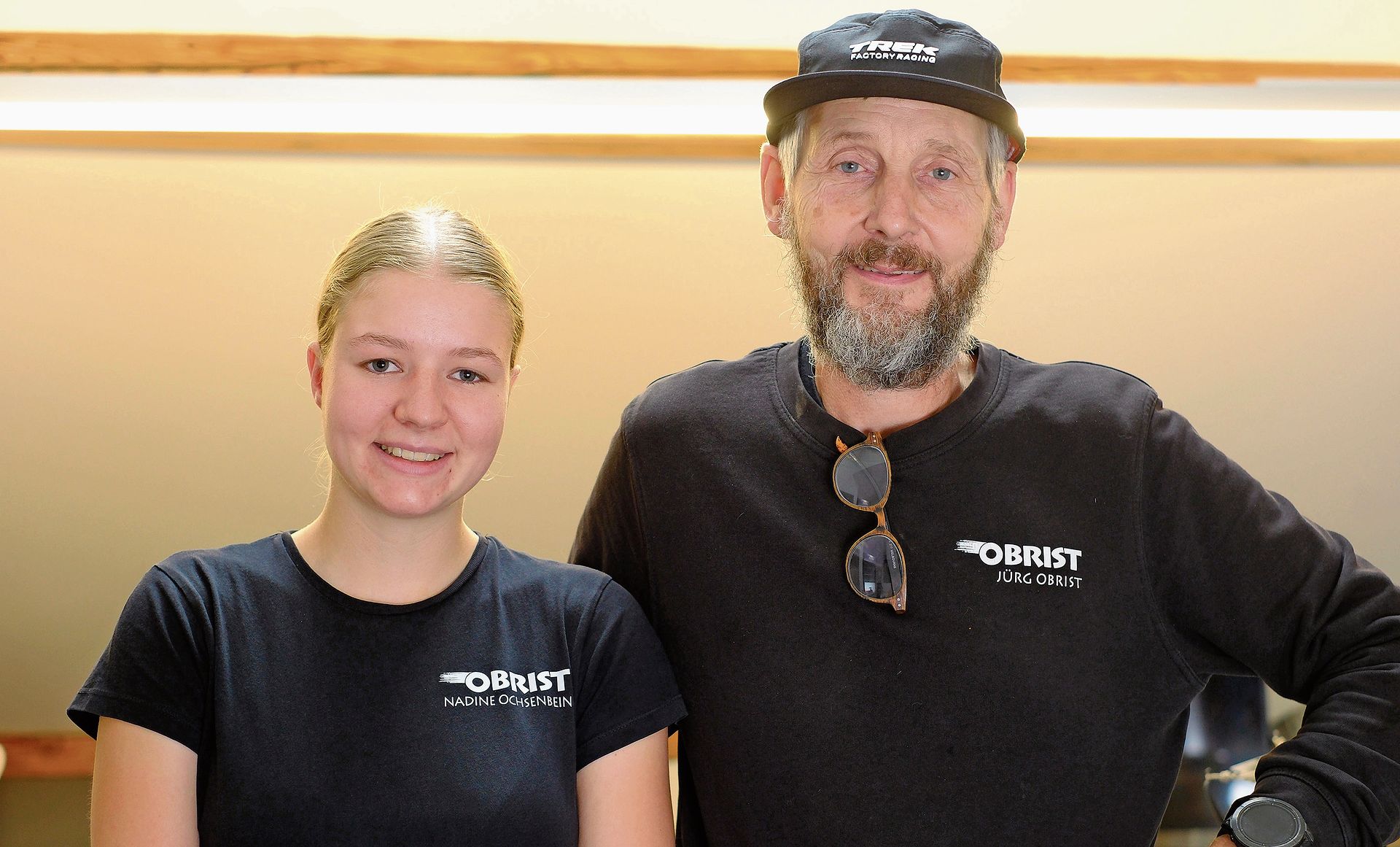 Motorradmechanikerin Nadine Ochsenbein mit Lehrmeister Jürg Obrist. Sie musste an den Swiss Skills fünf Posten absolvieren.