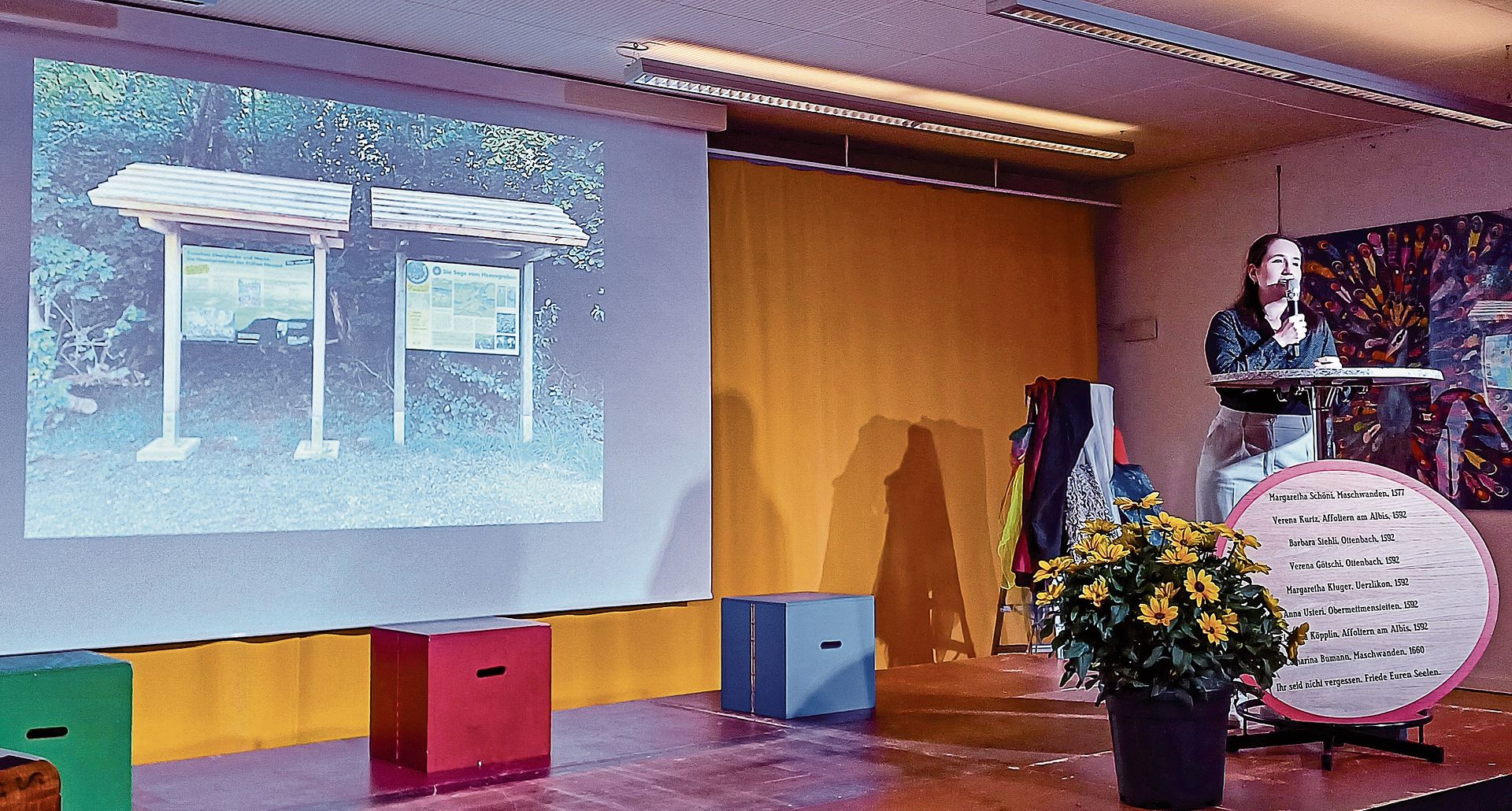 Es begann mit den Tafeln am Hexengraben. Historikerin Fabienne Dubs erzählte, wie das Schaffen einer neuen Tafel zahlreiche Projekte ins Rollen brachte. (Bilder Regula Zellweger)