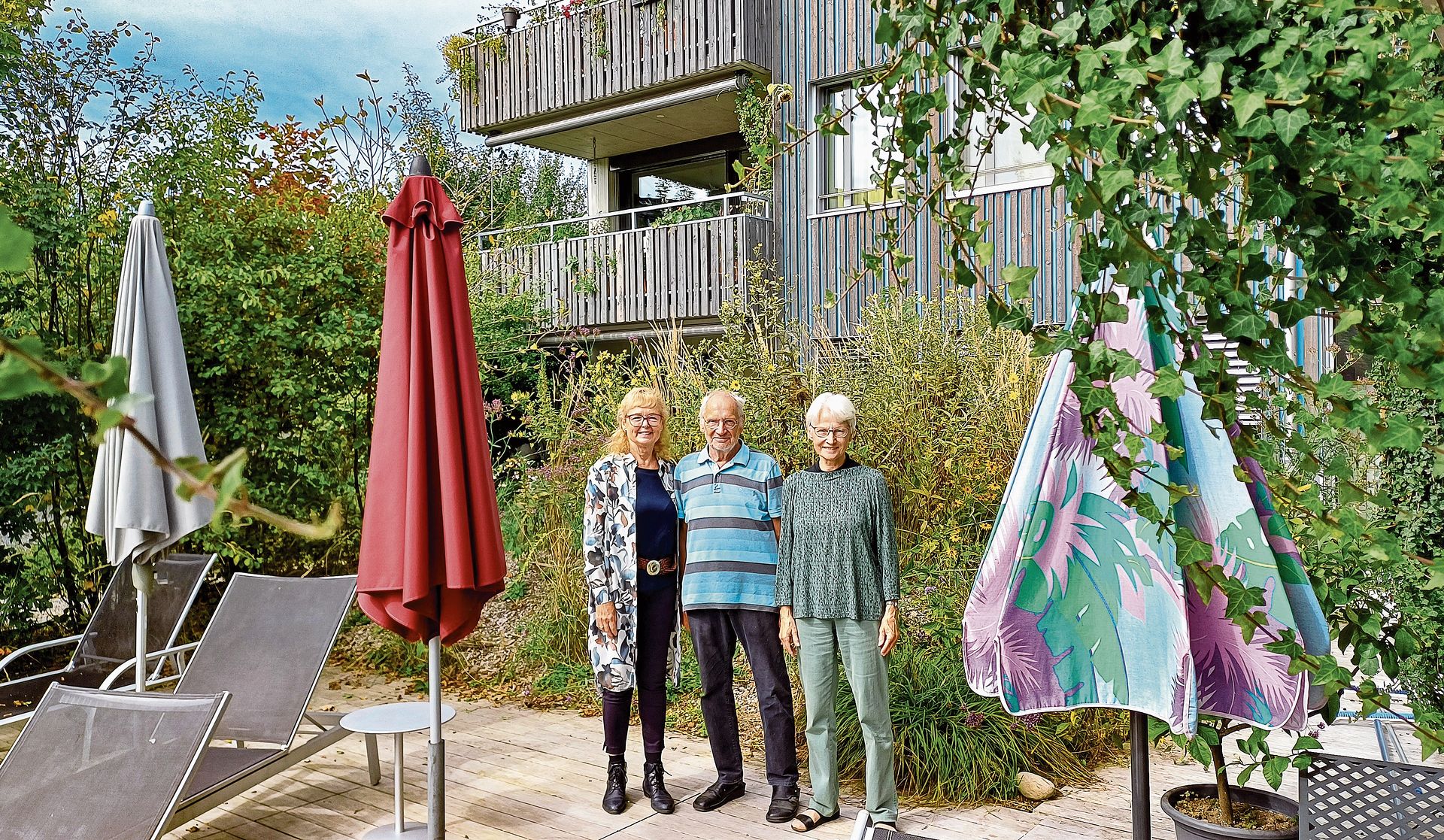 Manuela Brinkmann (links), Heiner Stolz und Heidi Hollenweger wohnen seit 2015 im «Lindenbach» in Obfelden und schätzen den Lebensstil, der hier gelebt wird. (Bild Regula Zellweger)