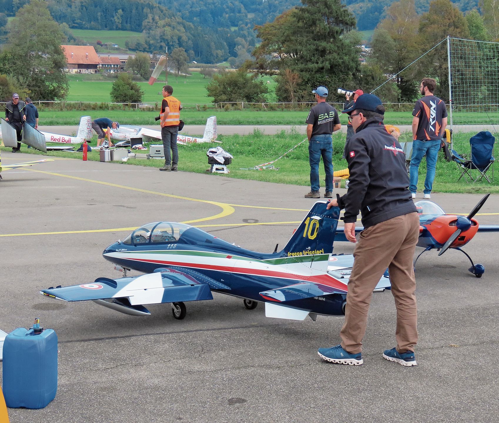 Anstehen bei der Startbahn vor dem grossen Auftritt.