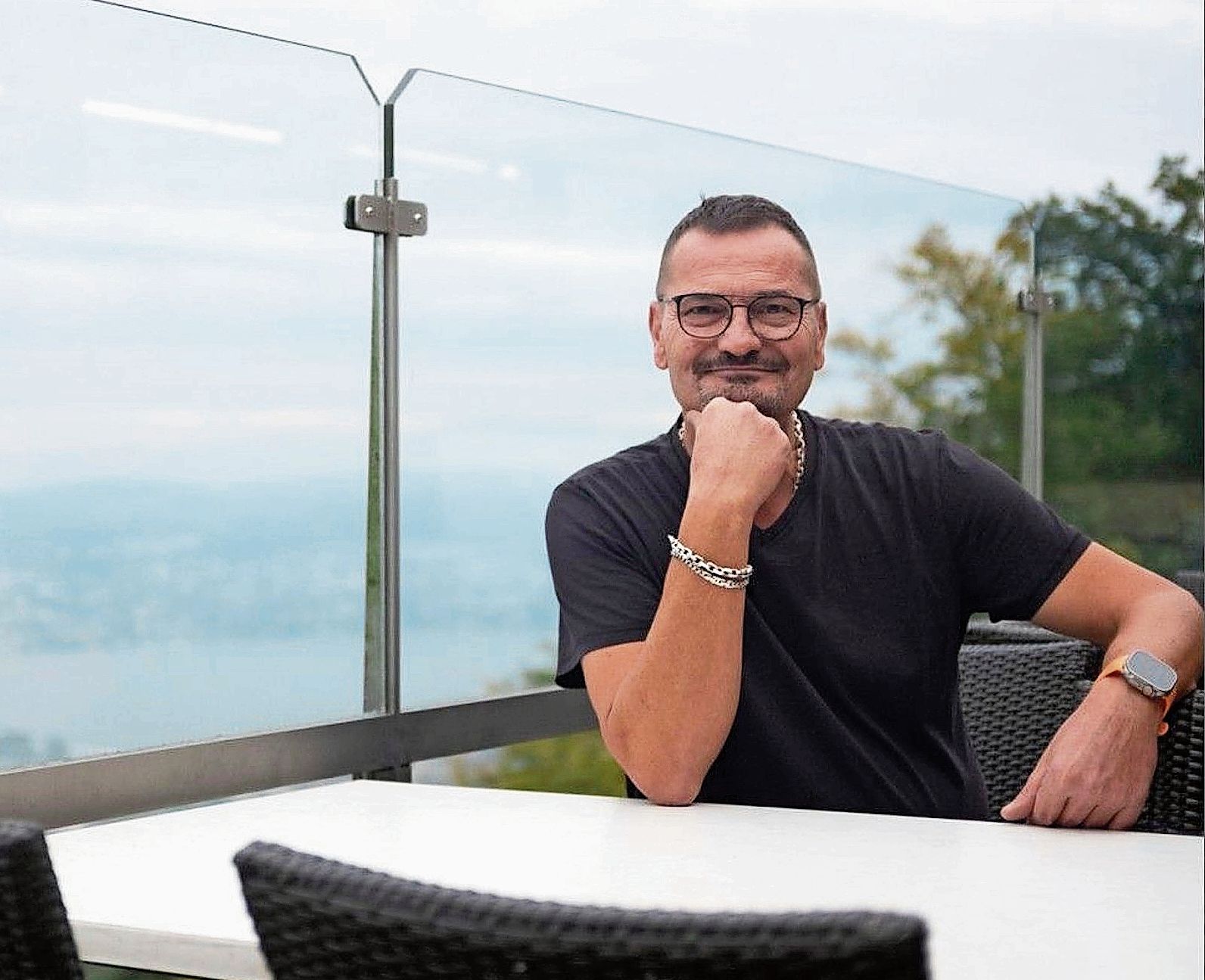 Der neue Wirt des «Uto Staffel», Robert Grlec, auf der Terrasse mit Sicht auf Zürichsee und Zürcher Oberland. (Bild Lukas Elser)