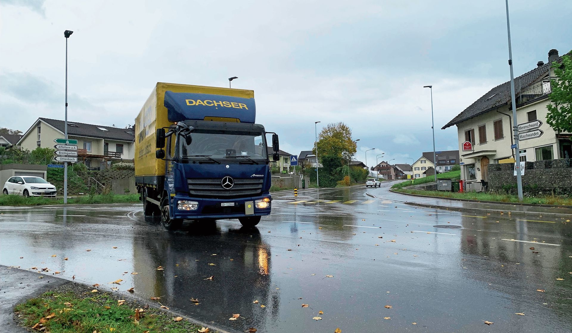 Trotz Umfahrungsstrasse ist die Durchfahrt durch Obfelden nach wie vor schneller, weil die flankierenden Massnahmen noch nicht umgesetzt sind. Blick auf den Dorfeingang im Süden. (Bild Livia Häberling)