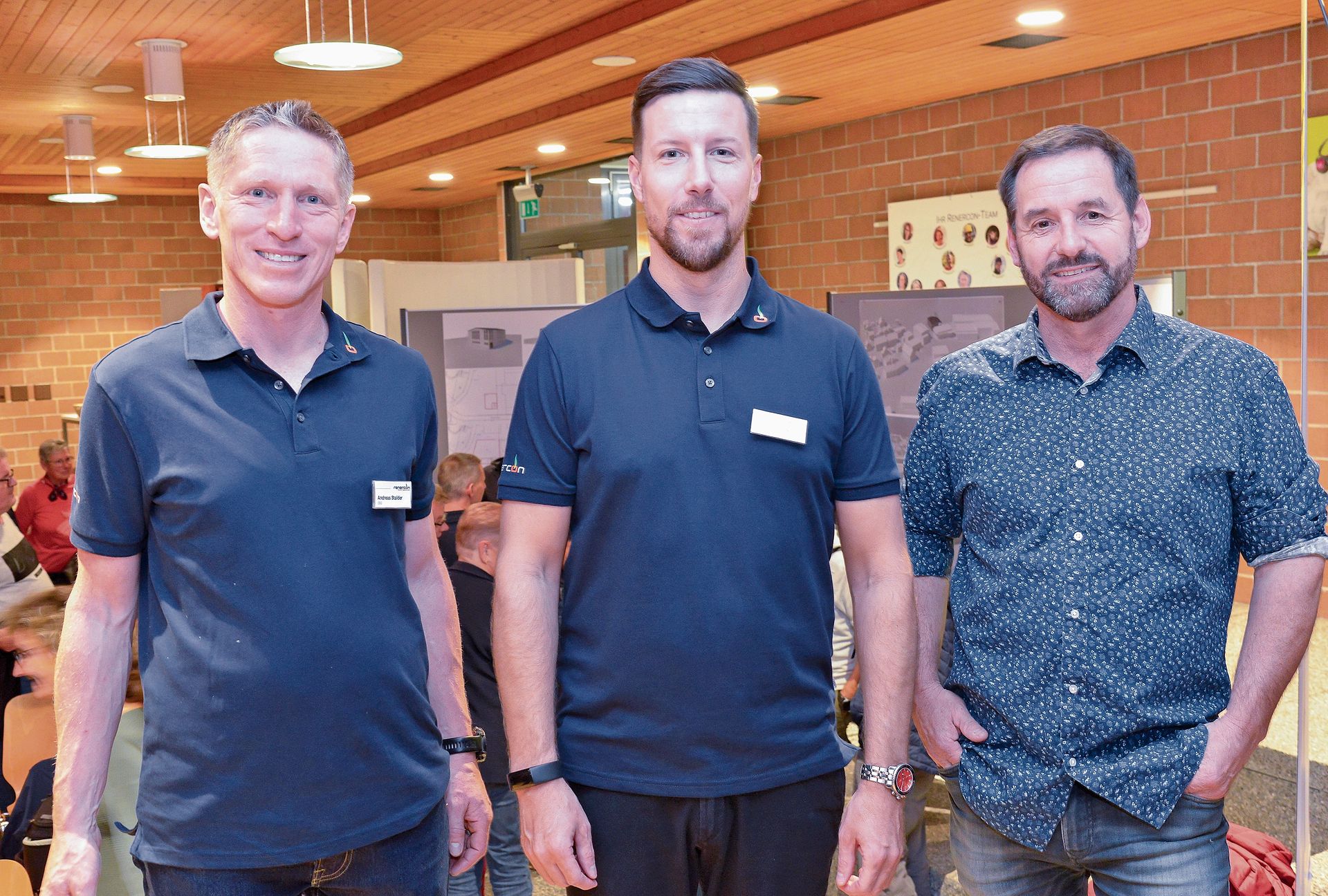 Prüfen mit der Realisierung des Mettmenstetter Wärmeverbunds den Bau eines riesigen unterirdischen Wärmespeichers (von links): Renercon-CEO Andreas Stalder und Energieberater Sascha Christen sowie Umag-Geschäftsführer Ueli Müller gaben entsprechend Auskunft. (Bild Daniel Vaia)