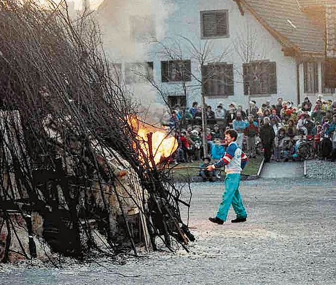 Fasnachtsfeuer mit Bööggverbrennen auf dem Kronenplatz.