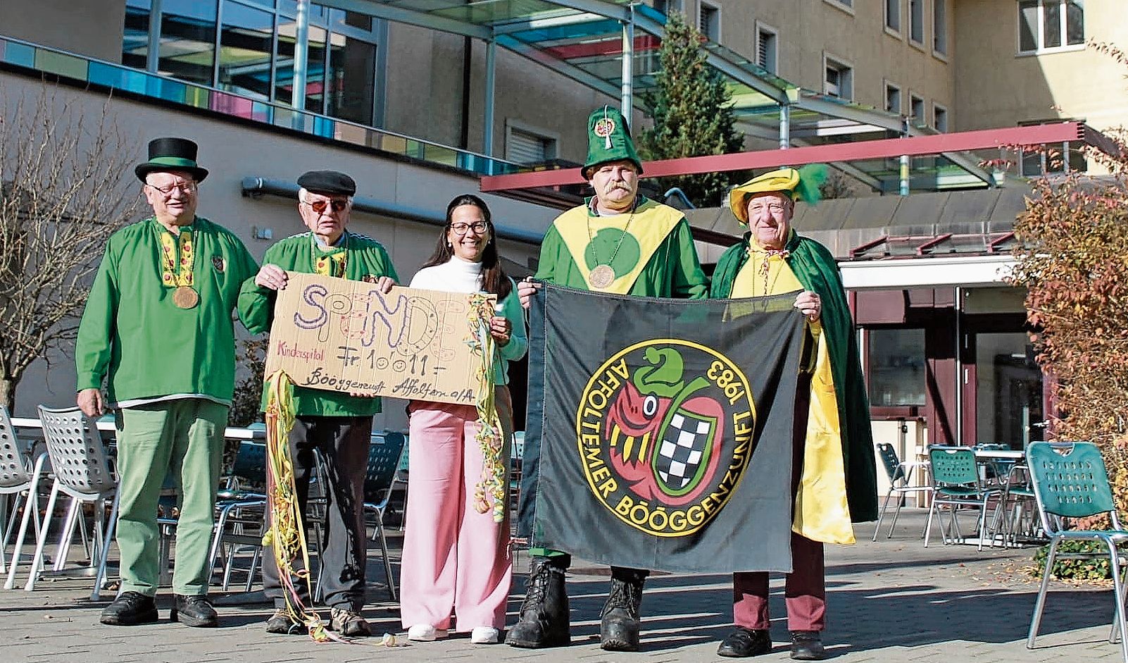 Eine Delegation der Bööggenzunft mit Zunftmeister René Casserini übergibt Frau Aires für das Kinderspital 10011 Franken. (Bilder zvg)