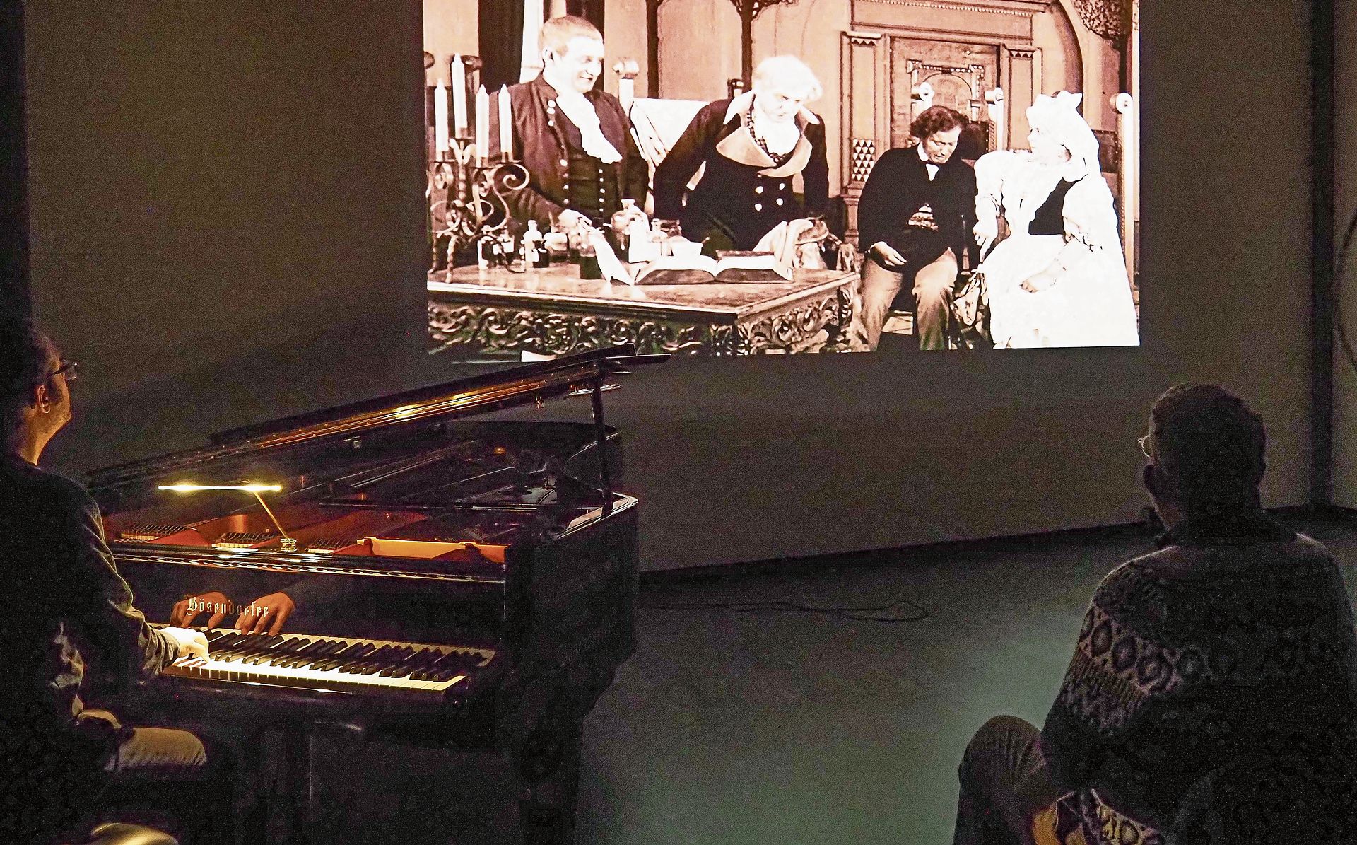 Der Pianist und Komponist Peter Zihlmann griff konzentriert und mit stetem Blick auf das Geschehen auf der Leinwand in die Tasten. Mit seinem differenzierten Spiel vertiefte er gezielt die Emotionen des Publikums. (Bilder Regula Zellweger)