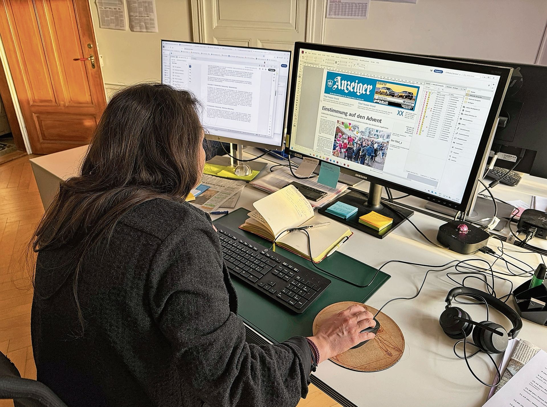 Redaktorin Claudia Eugster bearbeitet die Front-Seite. (Bilder Dominik Stierli)