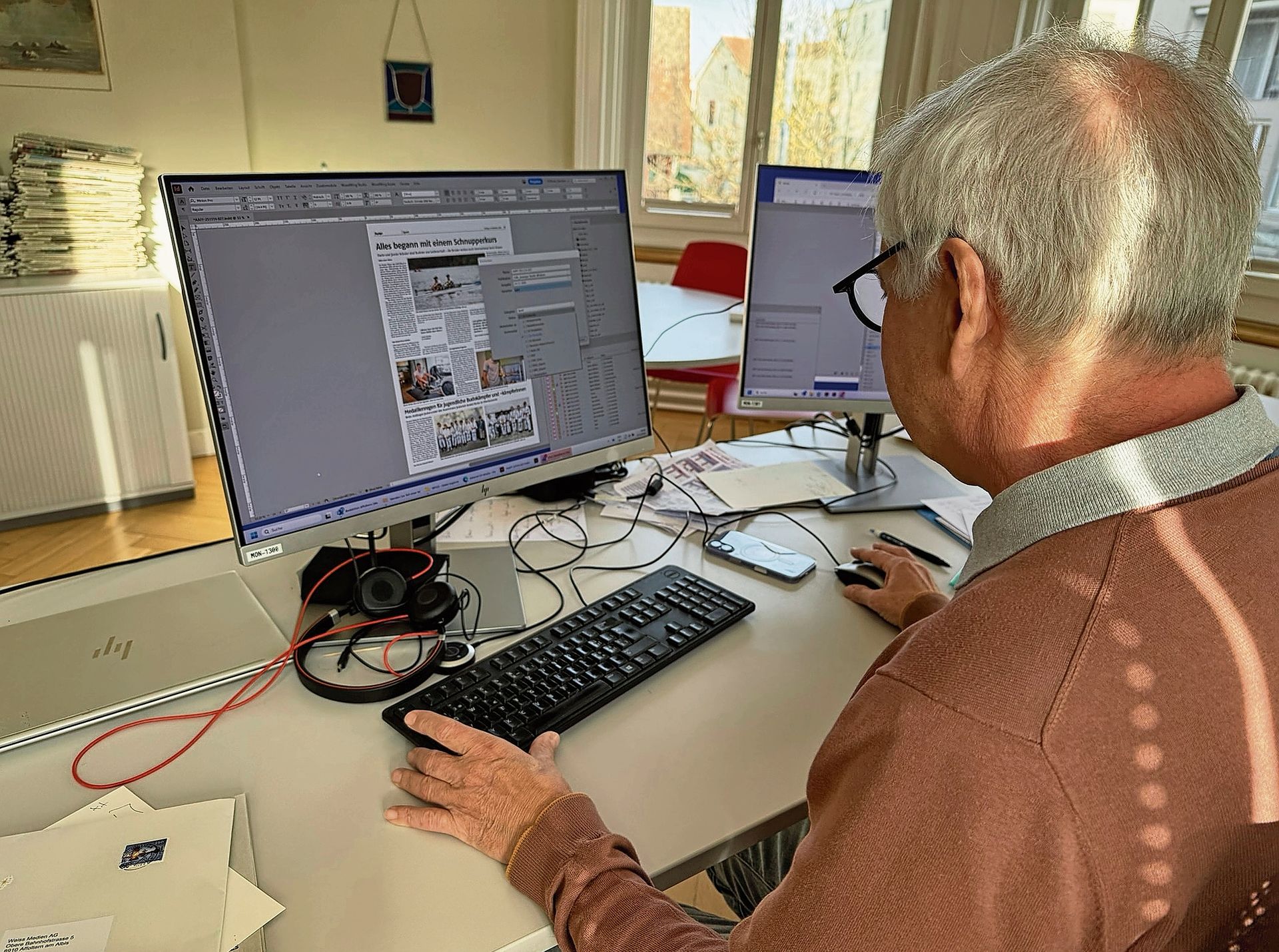 Chefredaktor Florian Hofer überprüft mit genauem Blick die Sportseite.