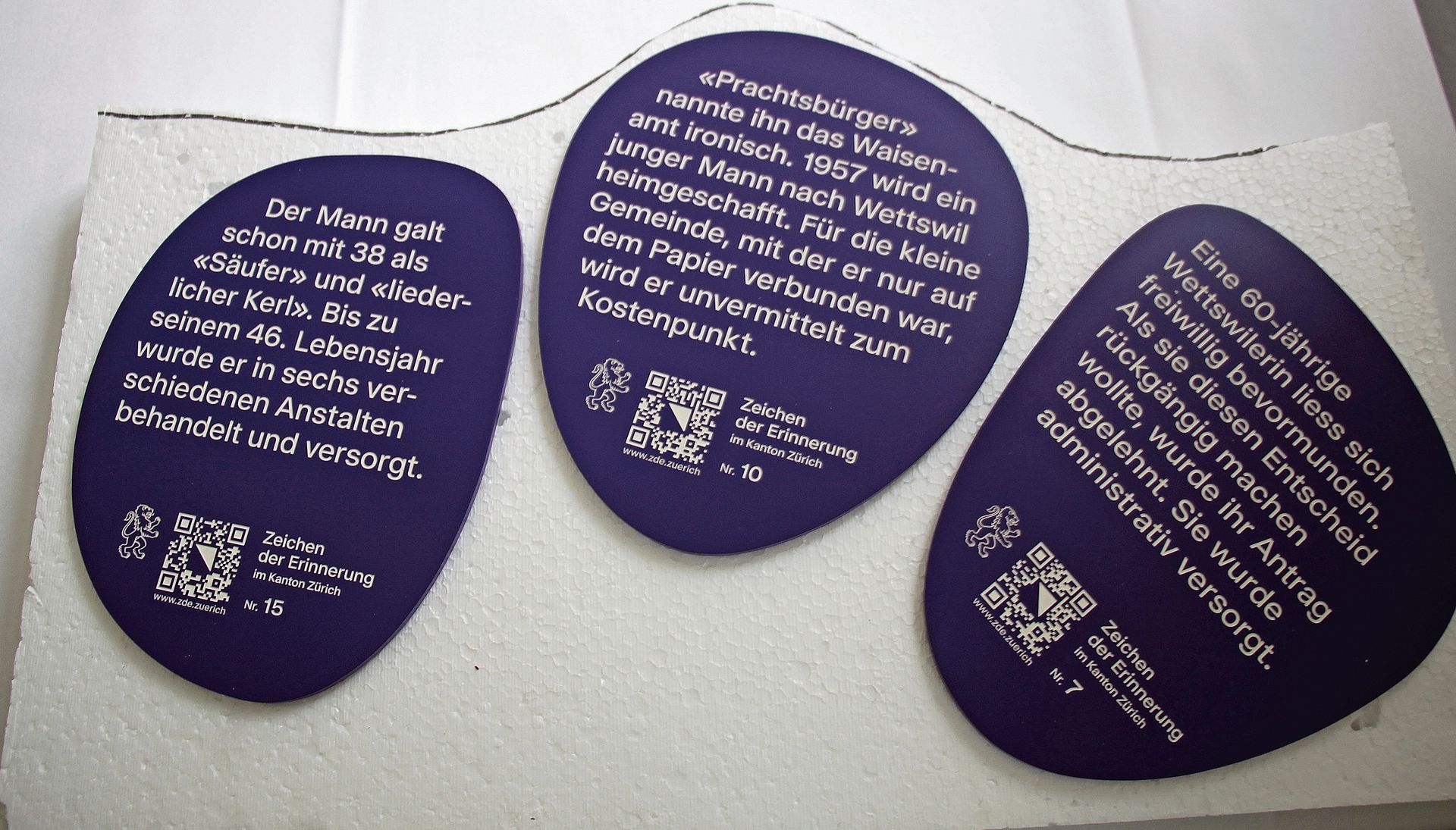 Diese drei Tafeln erzählen tragische Geschichten aus Wettswil. Die Tafeln werden demnächst im Dorf aufgehängt.