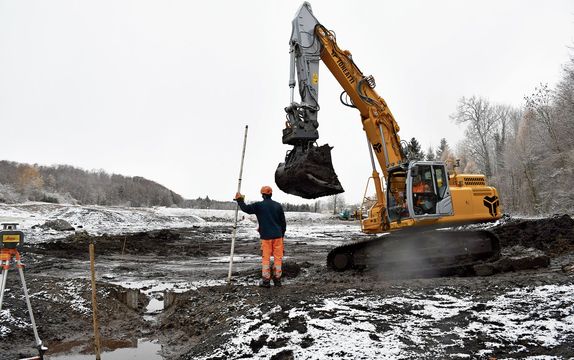 Mit dem Wehr lässt sich der Wasserspiegel in den Feuchtgebieten regulieren und mittels Spundwand wird es zurück-gehalten. (Bilder Claudia Eugster) Mit dem Wehr lässt sich der Wasserspiegel in den Feuchtgebieten regulieren und mittels Spundwand wird es zurück-gehalten. (Bilder Claudia Eugster)