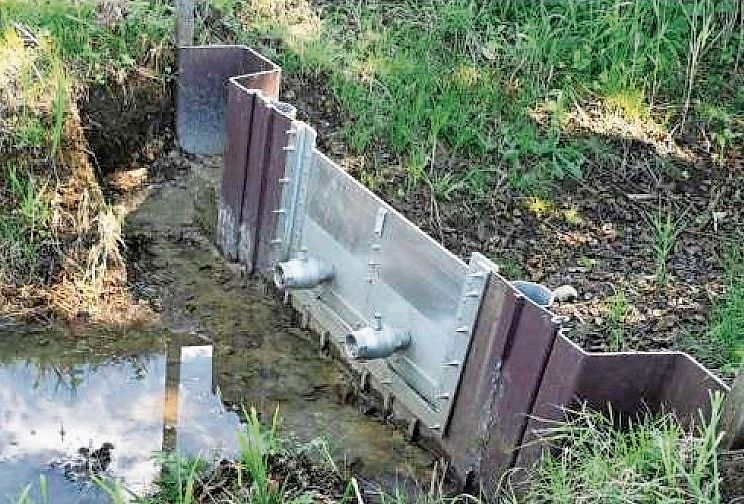 Ein Wehr, wie es in eine Spundwand eingebaut wird. (Symbolbild Naturplan AG) Ein Wehr, wie es in eine Spundwand eingebaut wird. (Symbolbild Naturplan AG)