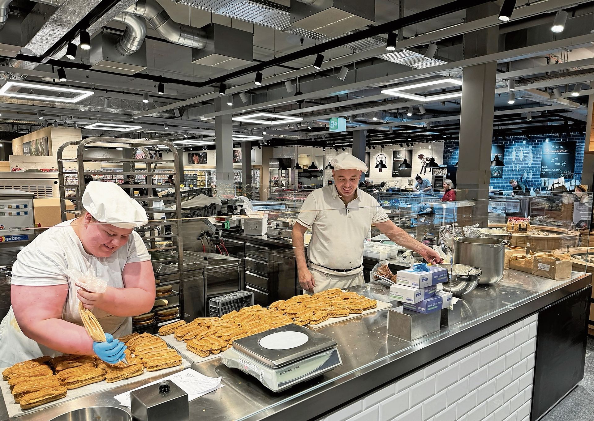 In der sogenannten Frische-Insel mitten im Supermarkt wird unter anderem Patisserie vor den Augen der Kundinnen und Kunden hergestellt. 