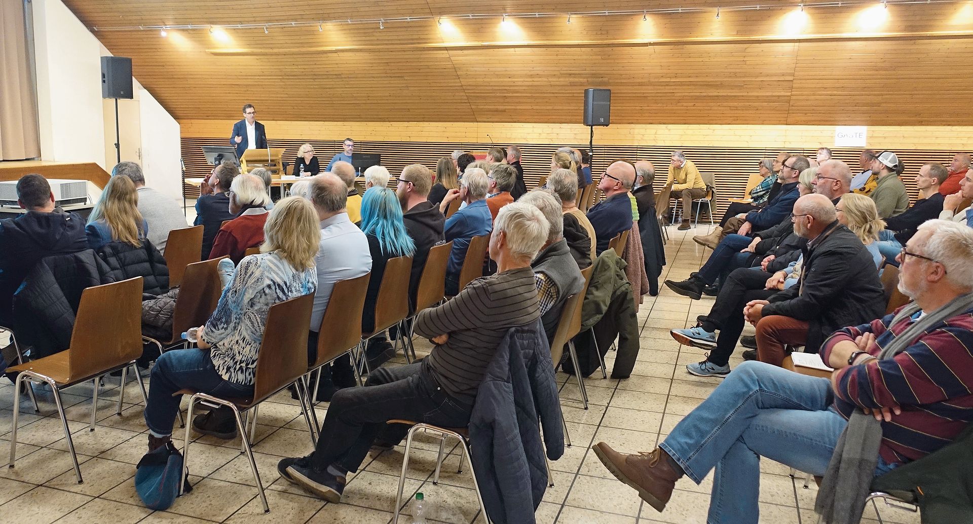 Die Knonauer Stimmberechtigten folgten zweieinhalb Stunden lang mit bemerkenswerter Aufmerksamkeit den oft komplexen Themen und gaben dazwischen ihre Voten ab. (Bilder Marcus Weiss) Die Knonauer Stimmberechtigten folgten zweieinhalb Stunden lang mit bemerkenswerter Aufmerksamkeit den oft komplexen Themen und gaben dazwischen ihre Voten ab. (Bilder Marcus Weiss)