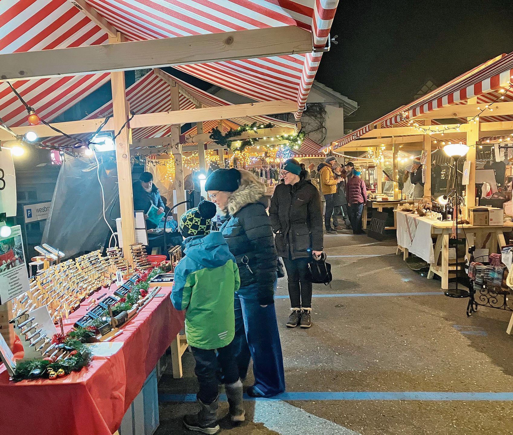 Die dekorativ erleuchteten Stände auf dem Weisbrod-Areal. Die dekorativ erleuchteten Stände auf dem Weisbrod-Areal.