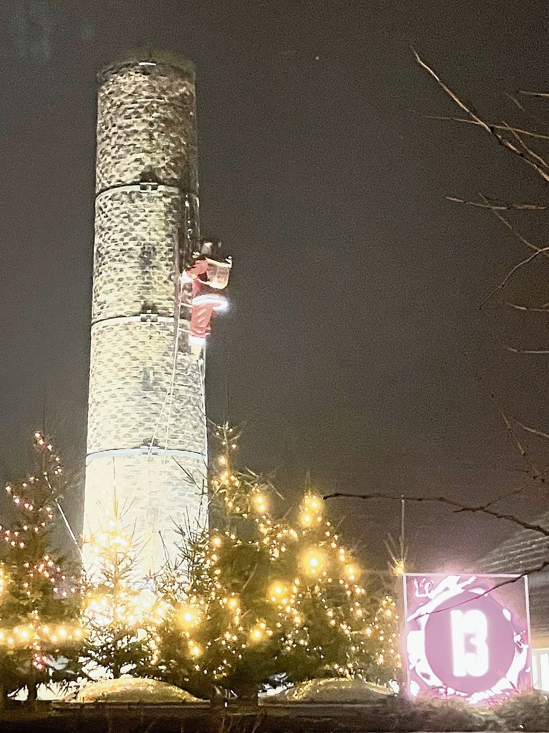 Adventsfenster Nummer 13 erleuchtet am Kamin. Adventsfenster Nummer 13 erleuchtet am Kamin.