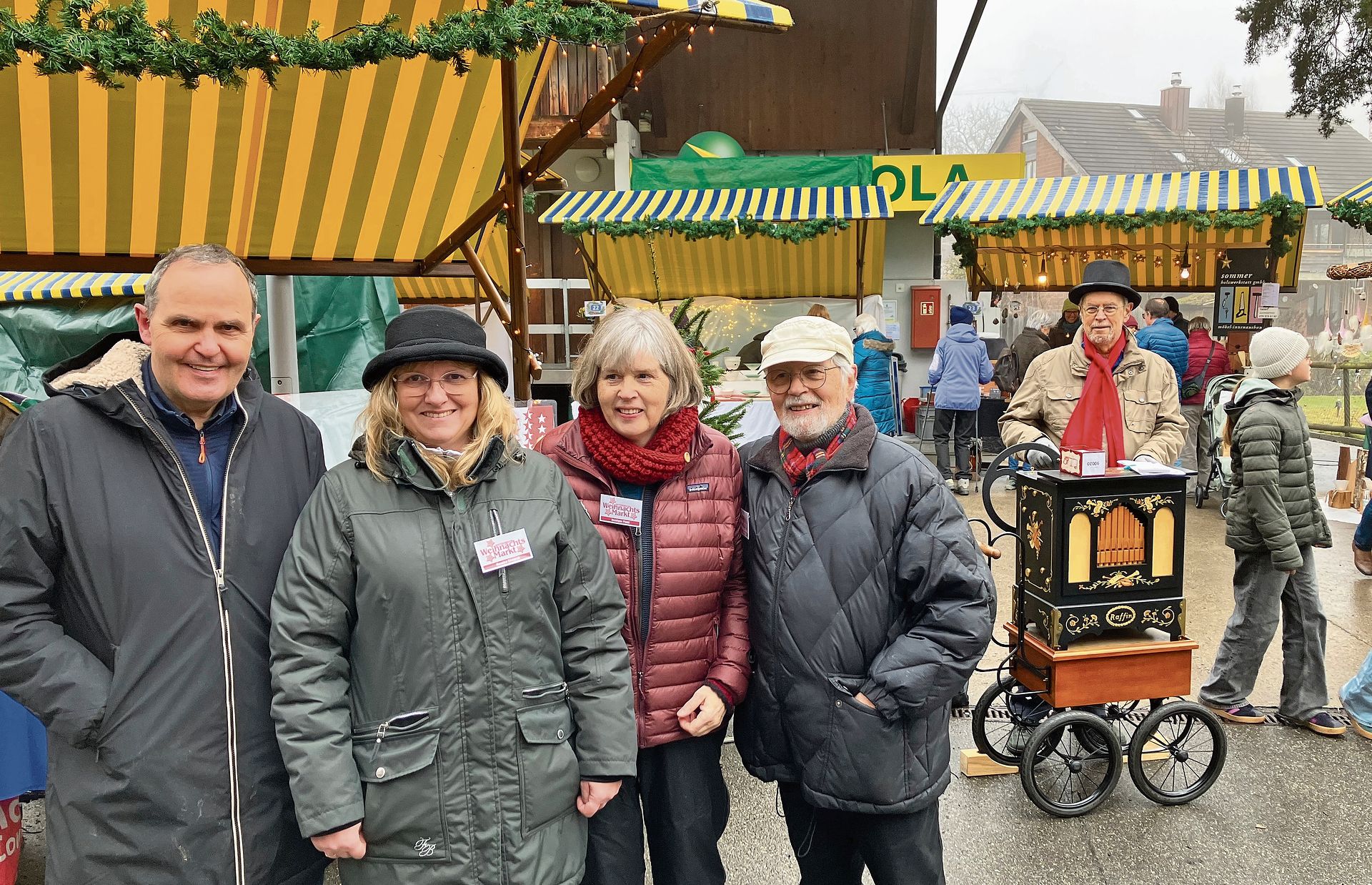 Vorstandsmitglieder des Vereins Rifferswiler Weihnachtsmarkt zwischen den dekorierten Ständen (von links): Daniel Sennhauser, Monika Covucci, Jocelyne Piatti und Heinz Waldvogel. Vorstandsmitglieder des Vereins Rifferswiler Weihnachtsmarkt zwischen den dekorierten Ständen (von links): Daniel Sennhauser, Monika Covucci, Jocelyne Piatti und Heinz Waldvogel.