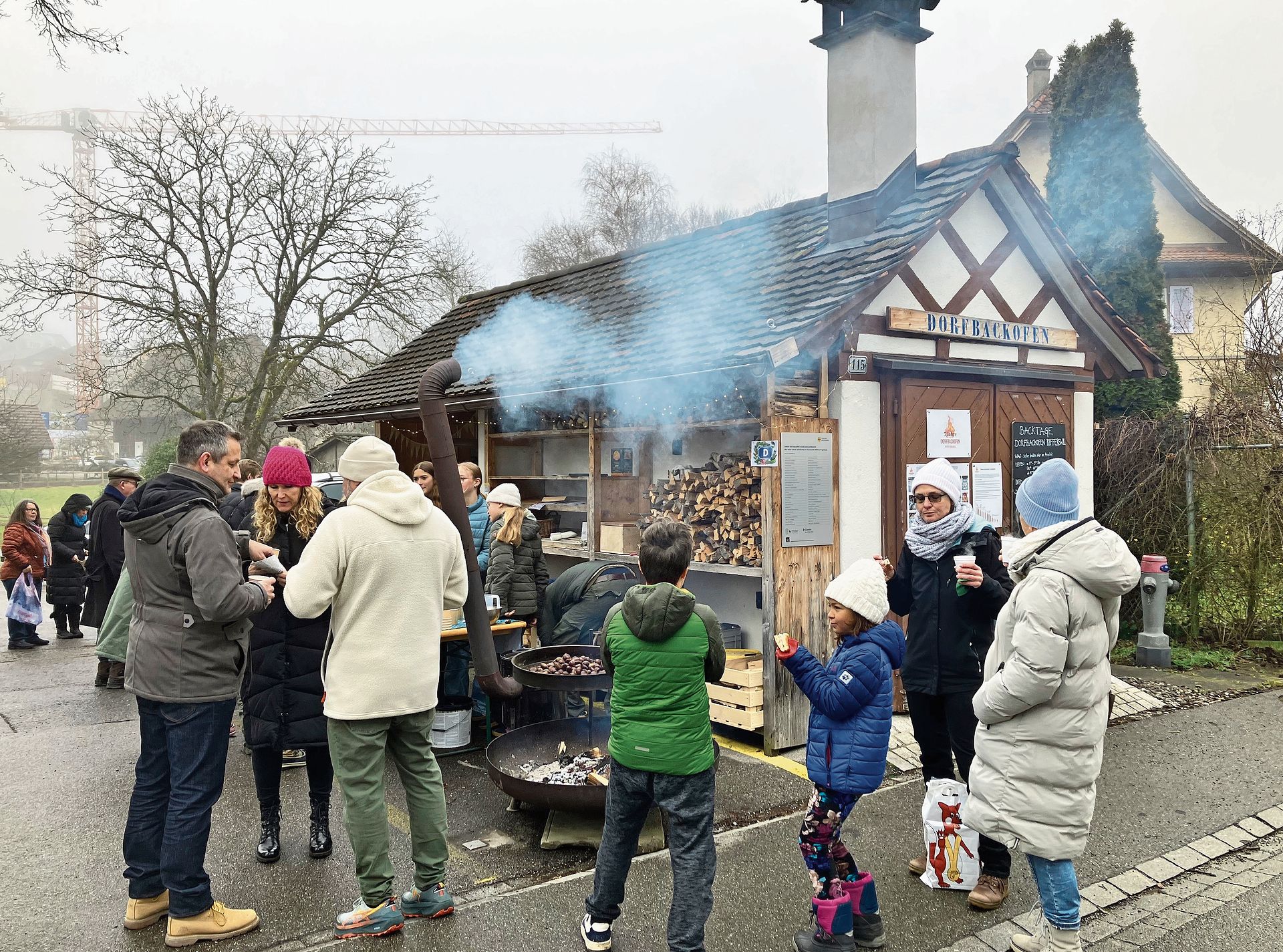 In Rifferswil duftete es nach Feuer vom Dorfbackofen und der grossen Marronipfanne. (Bilder Marianne Voss) In Rifferswil duftete es nach Feuer vom Dorfbackofen und der grossen Marronipfanne. (Bilder Marianne Voss)