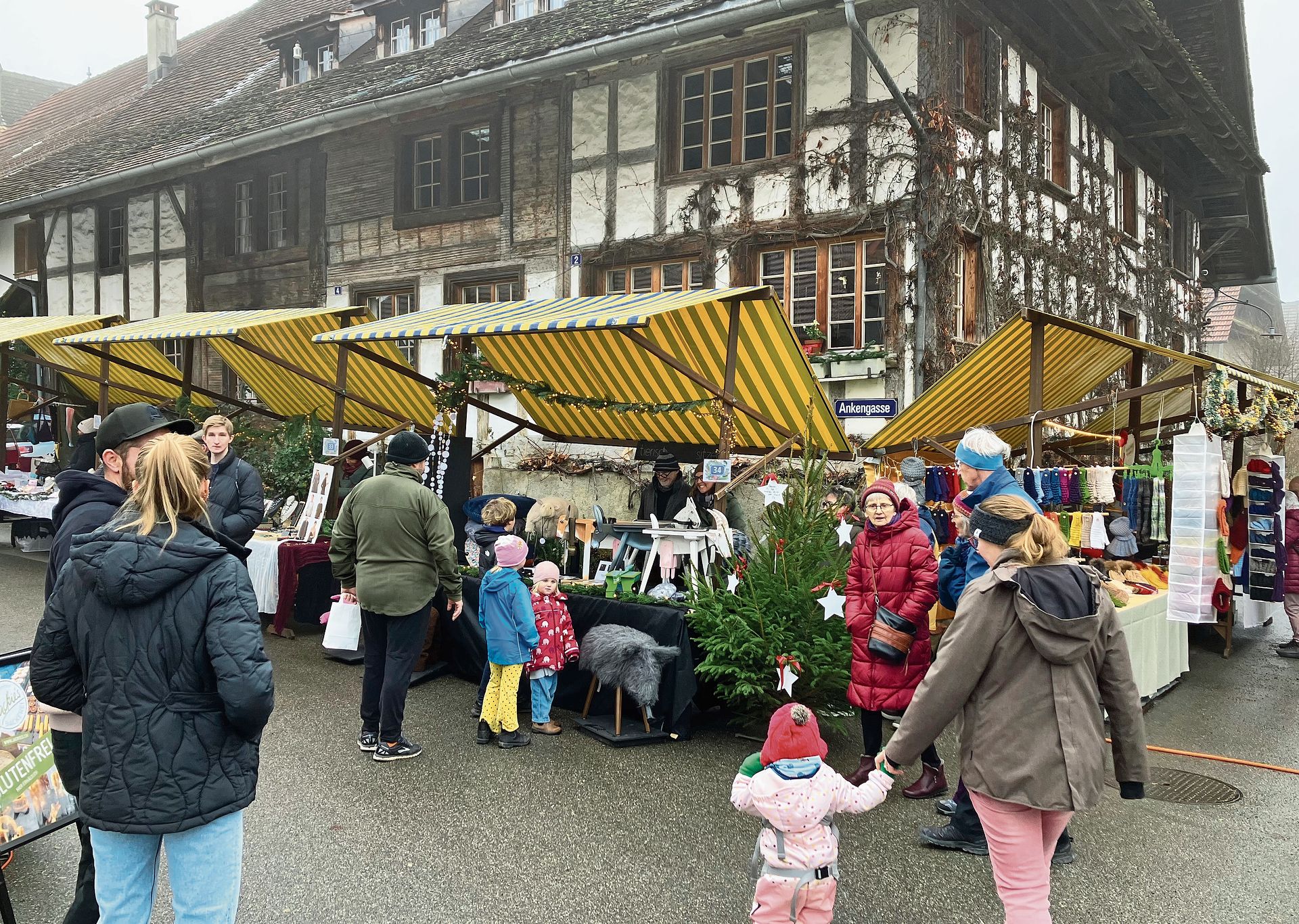 Der Weihnachtsmarkt in Rifferswil auf dem Dorfplatz zwischen den altehrwürdigen Häusern zog Jung und Alt an. Der Weihnachtsmarkt in Rifferswil auf dem Dorfplatz zwischen den altehrwürdigen Häusern zog Jung und Alt an.