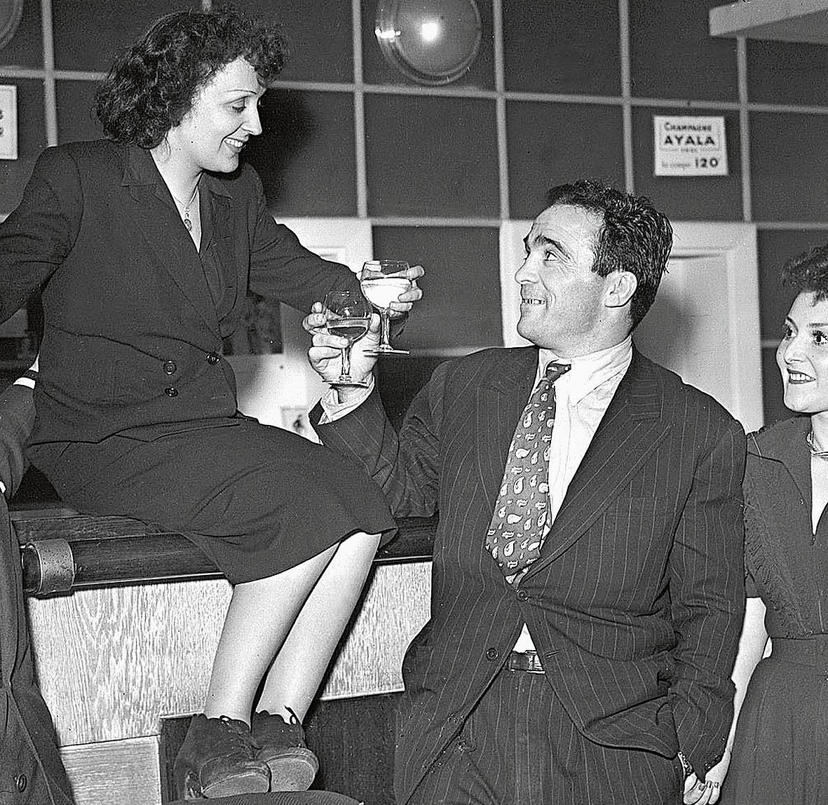 Edith Piaf führte ein bewegtes Leben und wurde zur bestbezahlten europäischen Sängerin ihrer Zeit.