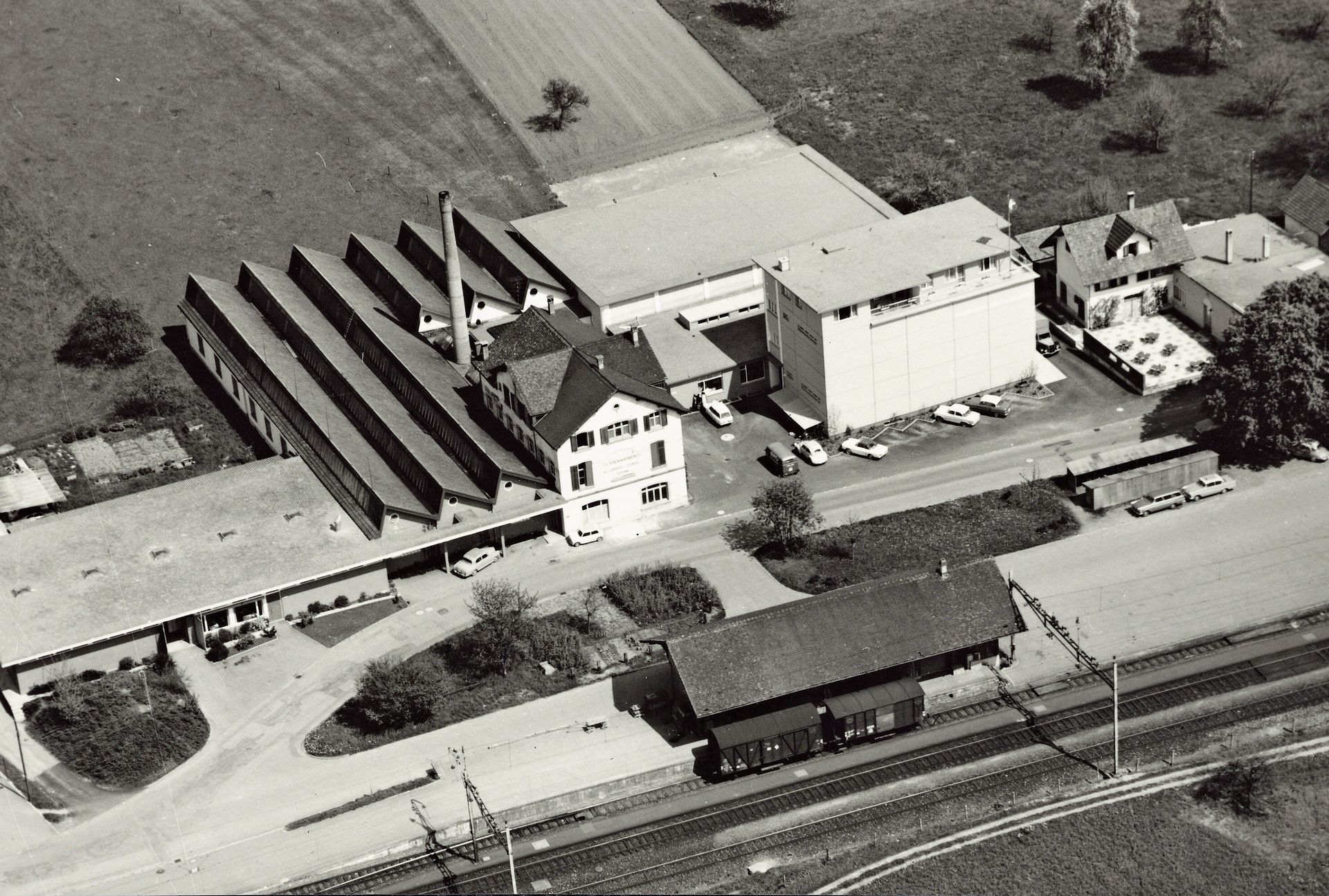 Die Gebäude der ehemaligen Seidenweberei Syfrig in Mettmenstetten etwa 1960. (Bild zvg)