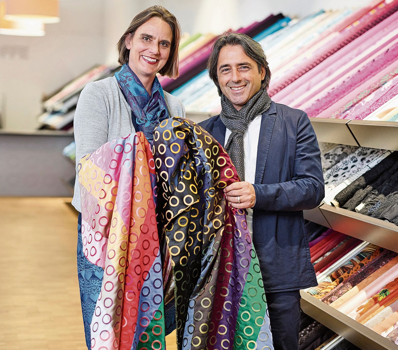 Sabine und Oliver Weisbrod im Stoffladen in Hausen. Das Kreis-Muster des Stoffs wurde zum 200-Jahre-Jubiläum geschaffen. (Bild Christian Reichenbach)