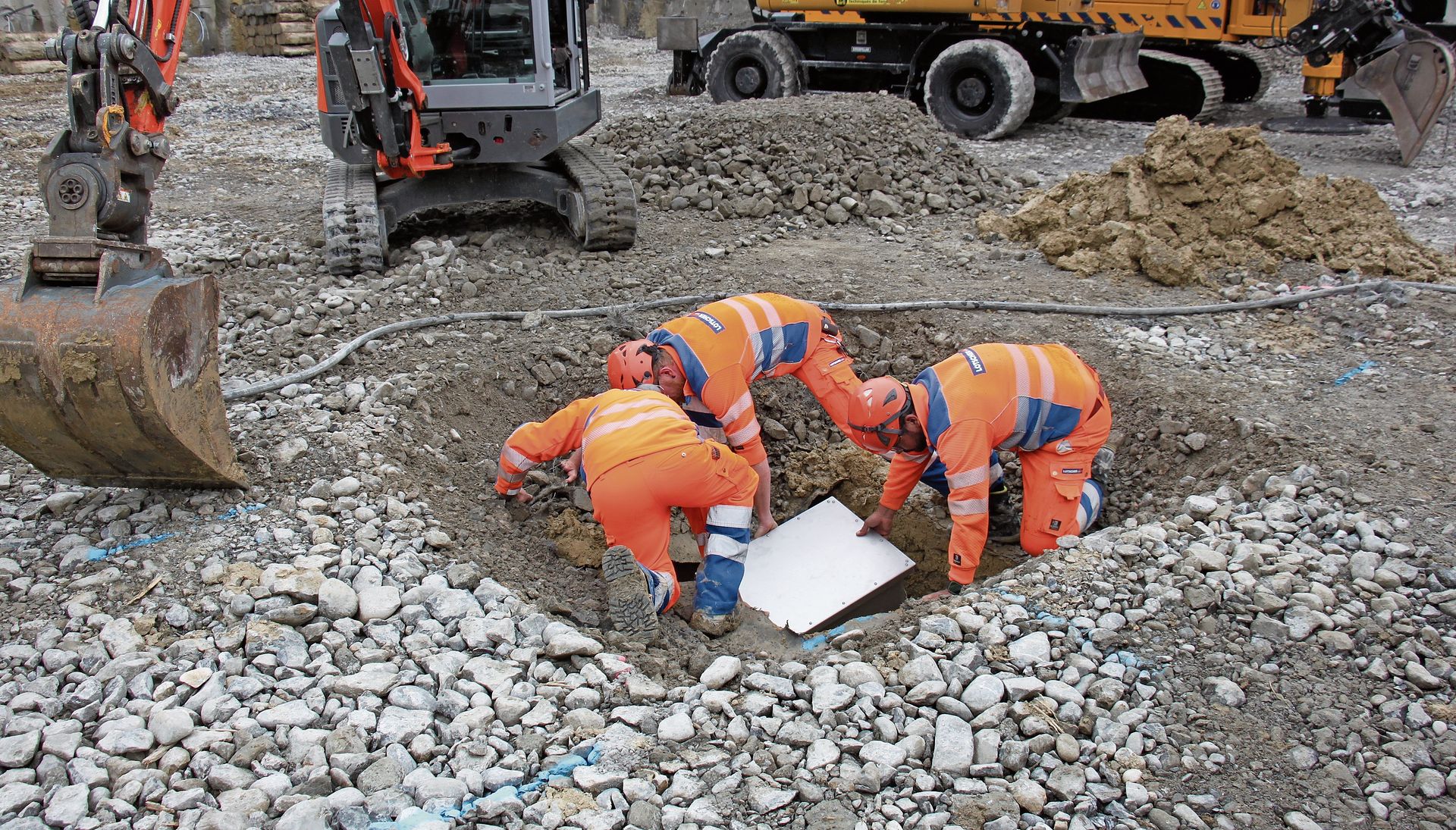 Oktober: Mit zwei Jahren Verspätung wurde der Grundstein gelegt für den Turnhallenbau in Hausen. (Bild Florian Hofer) Oktober: Mit zwei Jahren Verspätung wurde der Grundstein gelegt für den Turnhallenbau in Hausen. (Bild Florian Hofer)