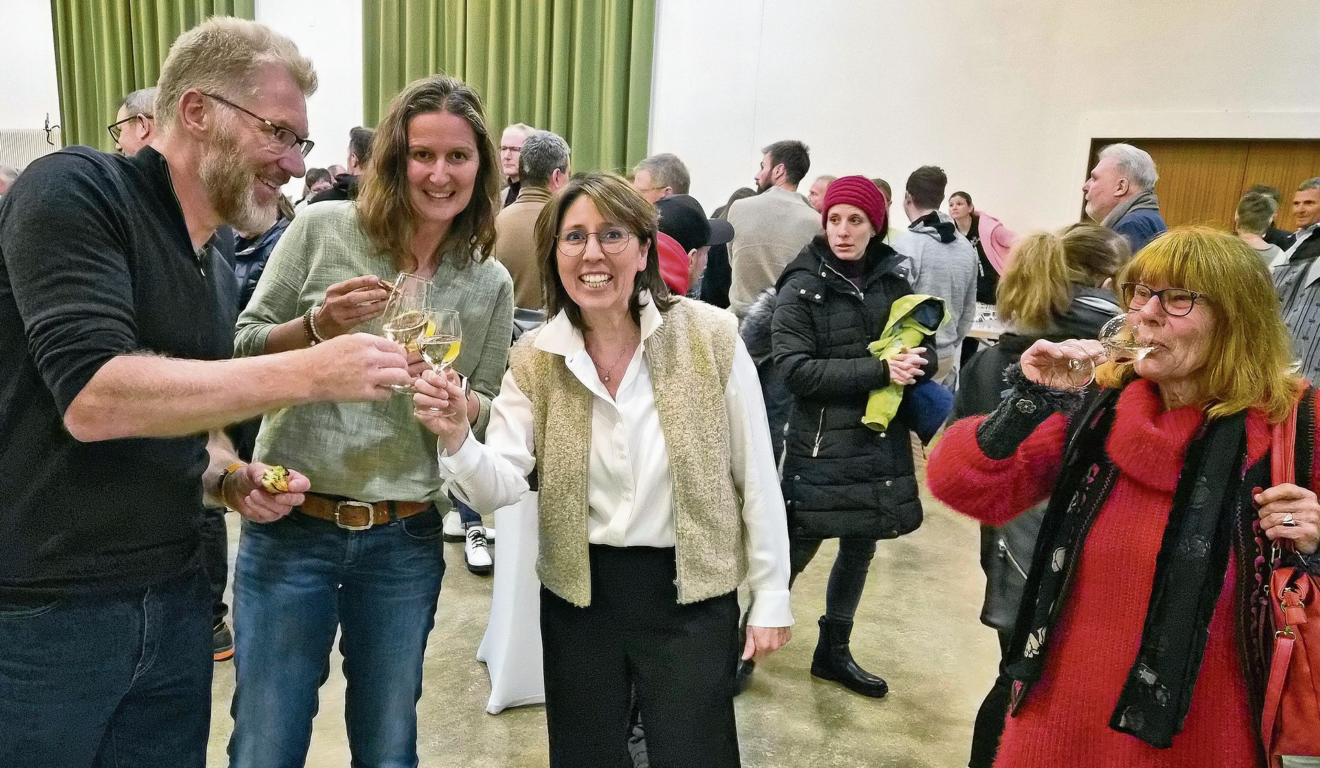 Gemeindepräsidentin Gaby Noser Fanger (Mitte): Anstossen auf ein gutes neues Jahr mit den Einwohnerinnen und Einwohnern von Ottenbach. (Bilder Werner Schneiter)