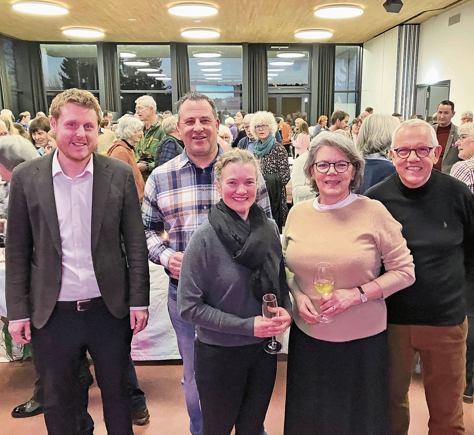 Gemeinderat inmitten der Gästeschar. Von links: Gemeindeschreiber Dominik Pfefferli, Marco Santi, Sarah Willimann, Katrin Röthlisberger und Peter Gretsch.