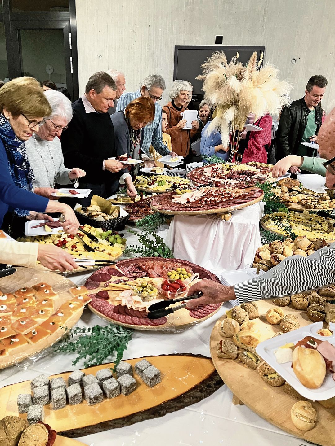 Das Buffet ist eröffnet: Beim Essen kam der Austausch untereinander natürlich nicht zu kurz. (Bilder Marianne Voss)