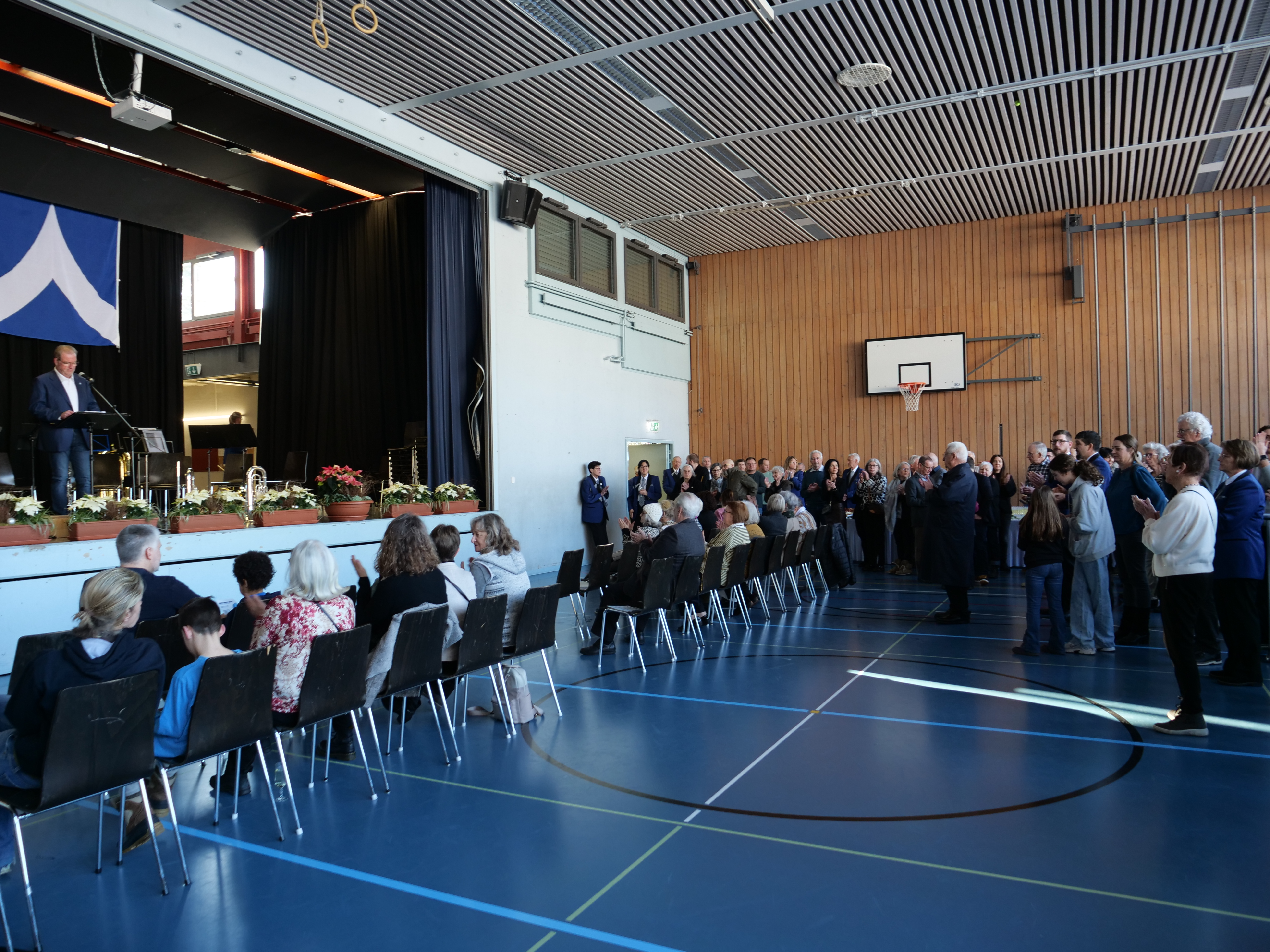 Gemeindepräsident Reto Bernhard begrüsste die Stallikerinnen und Stalliker persönlich vor der Turnhalle und dann offiziell mit einer Ansprache zu Neujahr. (Bild Claudia Eugster)