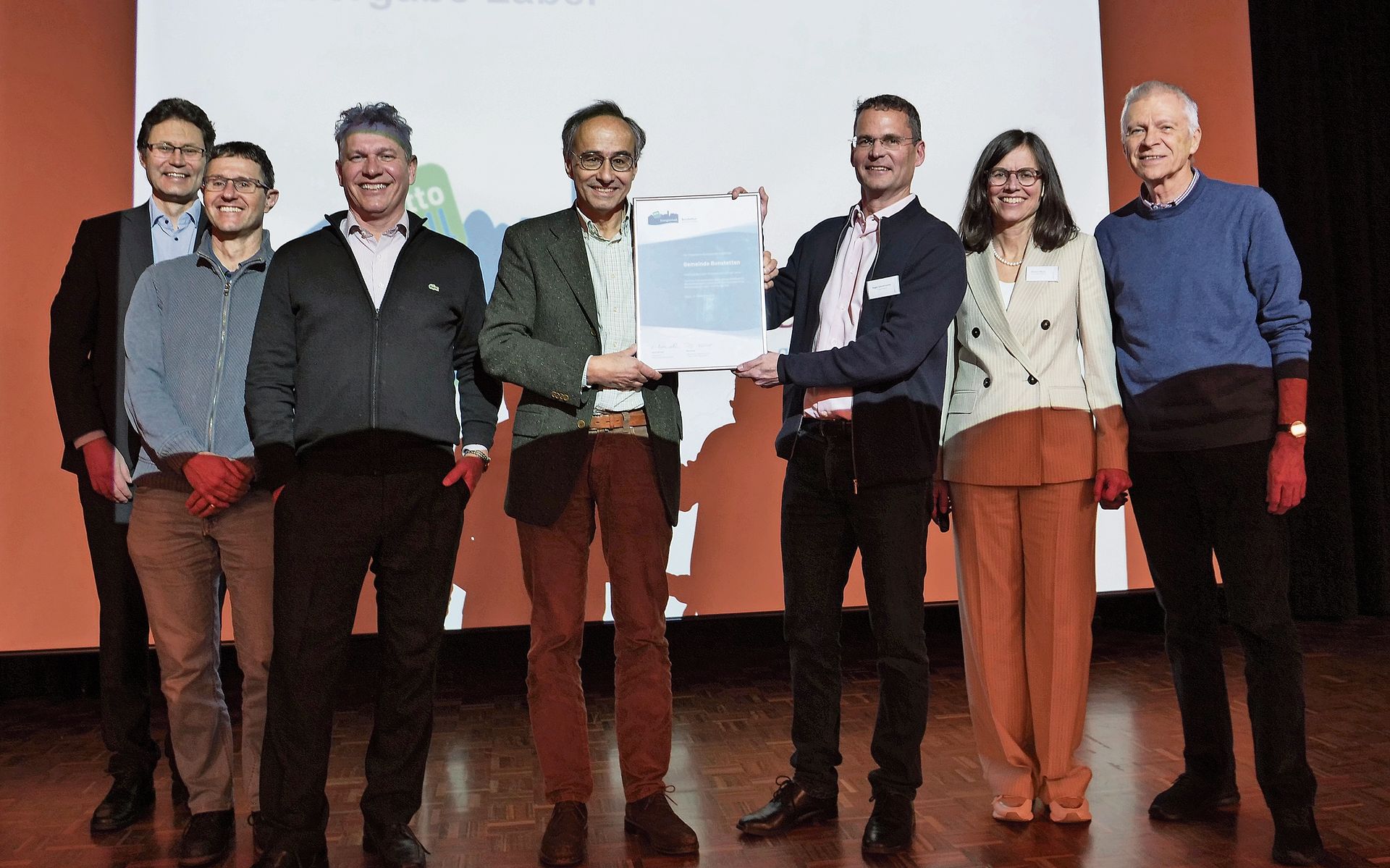 Höhepunkt des Abends: Bruno Bébié (vierter von links) übergibt das Label «Energiestadt» an Roger Schuhmacher (Ressorts Liegenschaften, Energie und Umwelt).