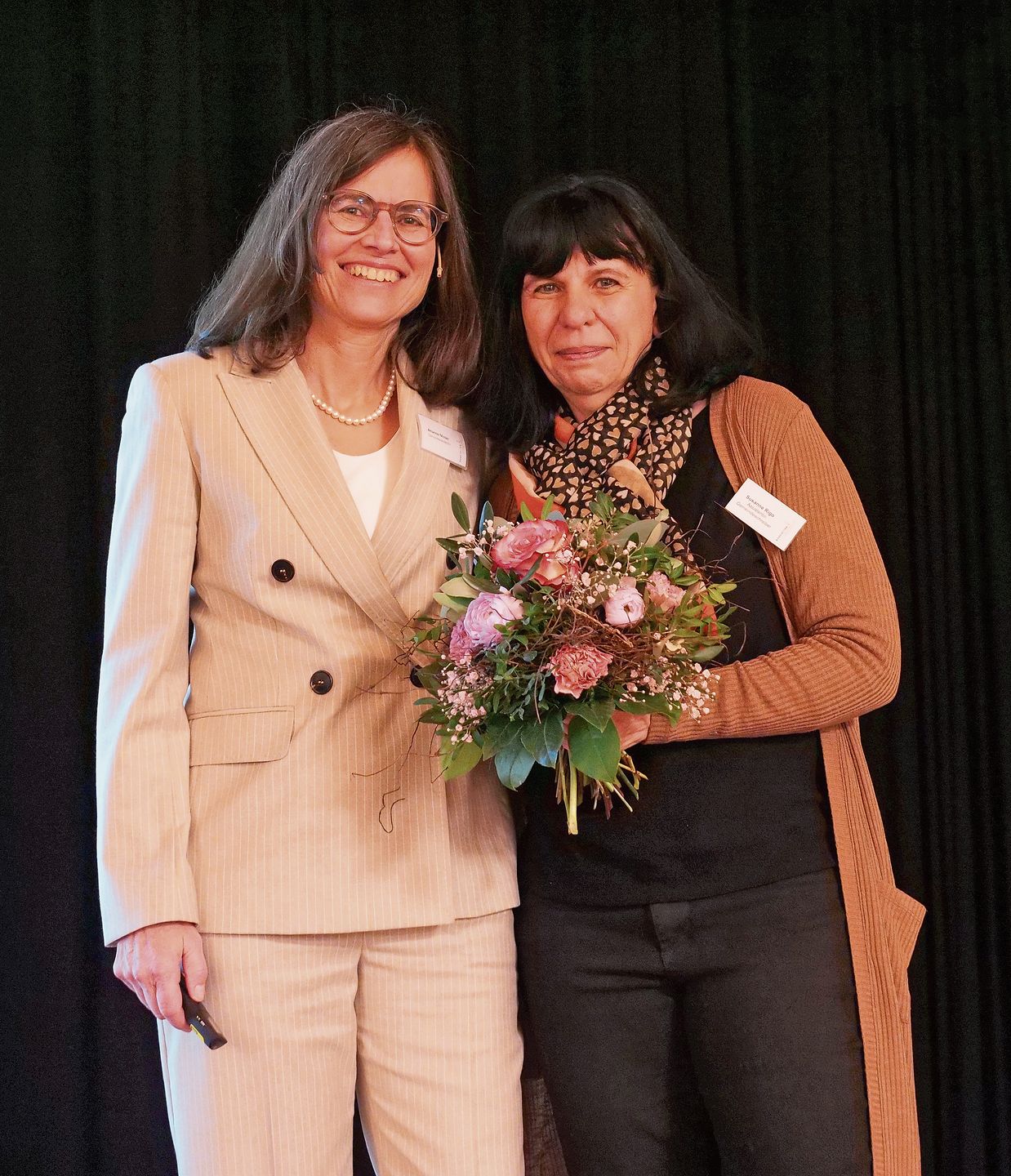 Gemeindepräsidentin Arianne Moser (links) verdankt Gemeindeschreiber-Assistentin Susanne Rigo.