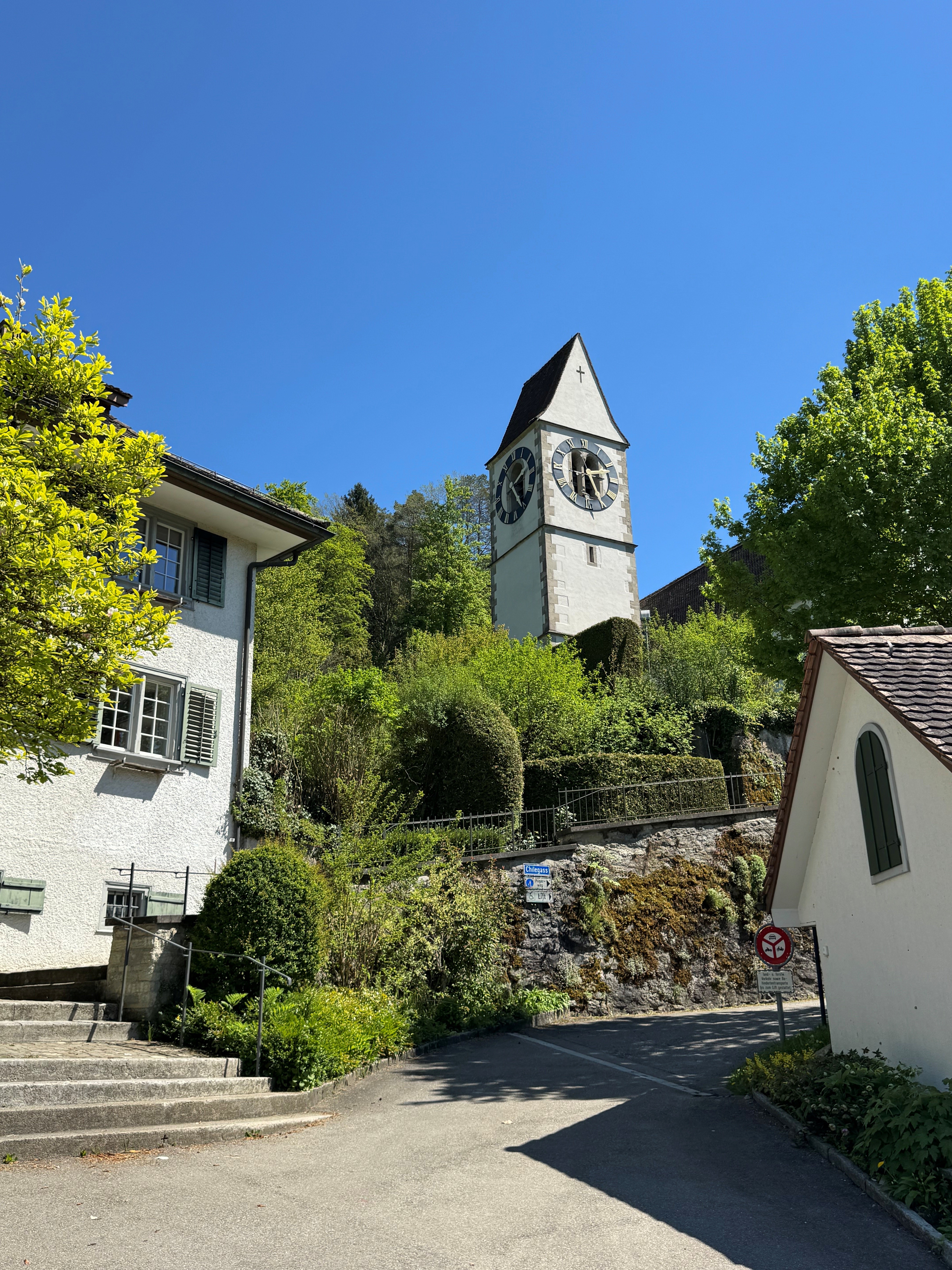 Nahe der Kirche soll im Zuge des Projekts Dorfzentrum Stallikon ein richtiger Dorfplatz entstehen. (Bild zvg)