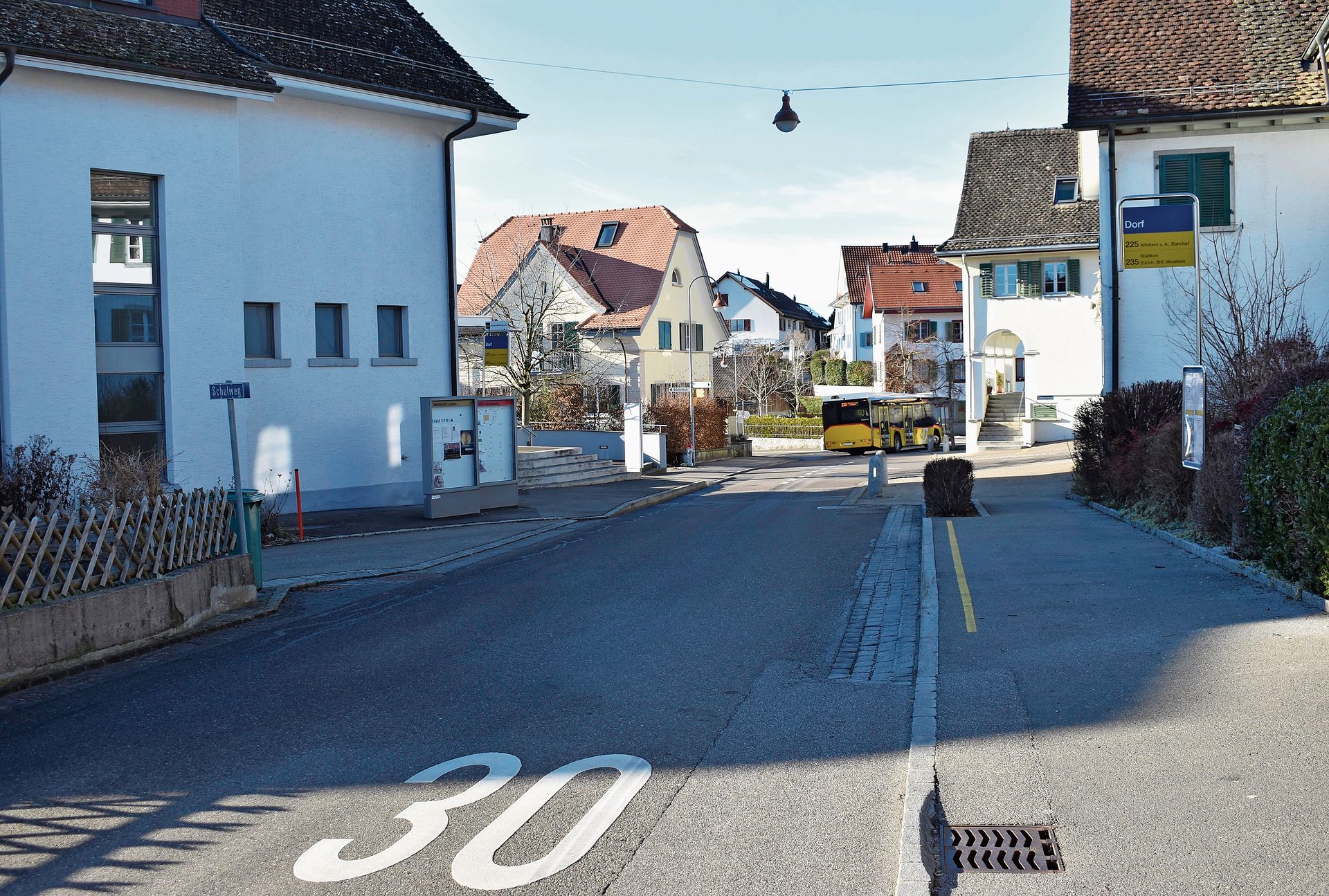 Das Dorfzentrum von Aeugst ist verkehrsberuhigt. Das Dorfzentrum von Aeugst ist verkehrsberuhigt.