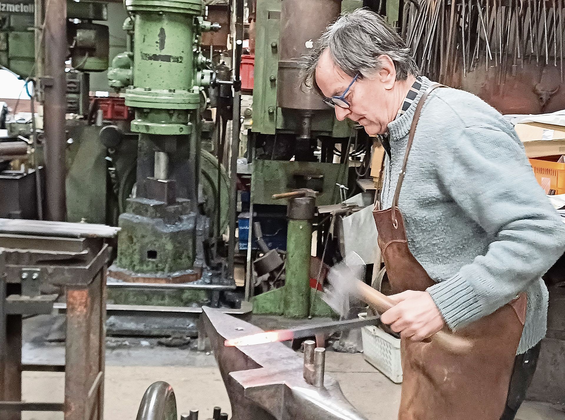 Moritz Häberling bearbeitet das glühende Eisen. (Bilder Regula Zellweger)