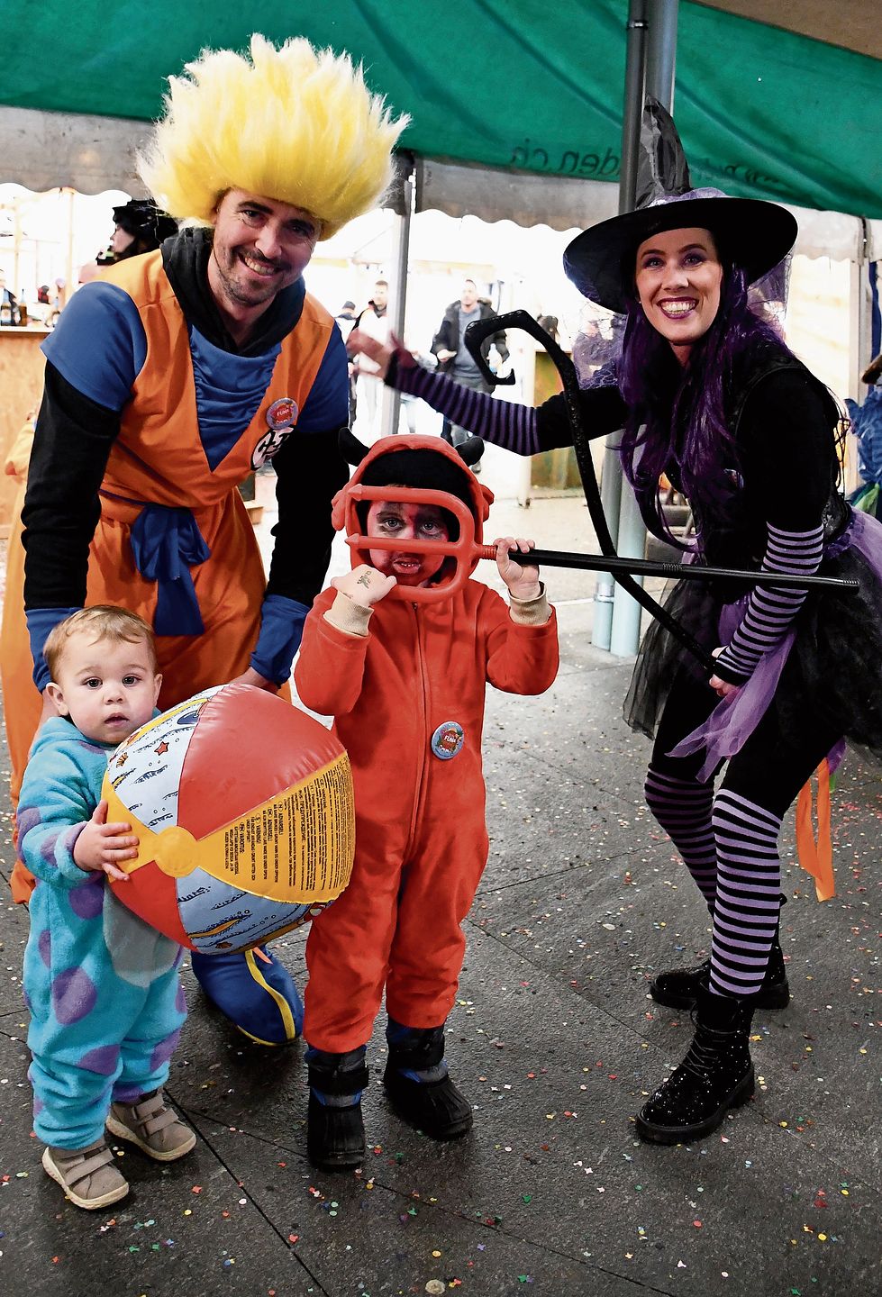 Fantasievoll verkleidete Familie.