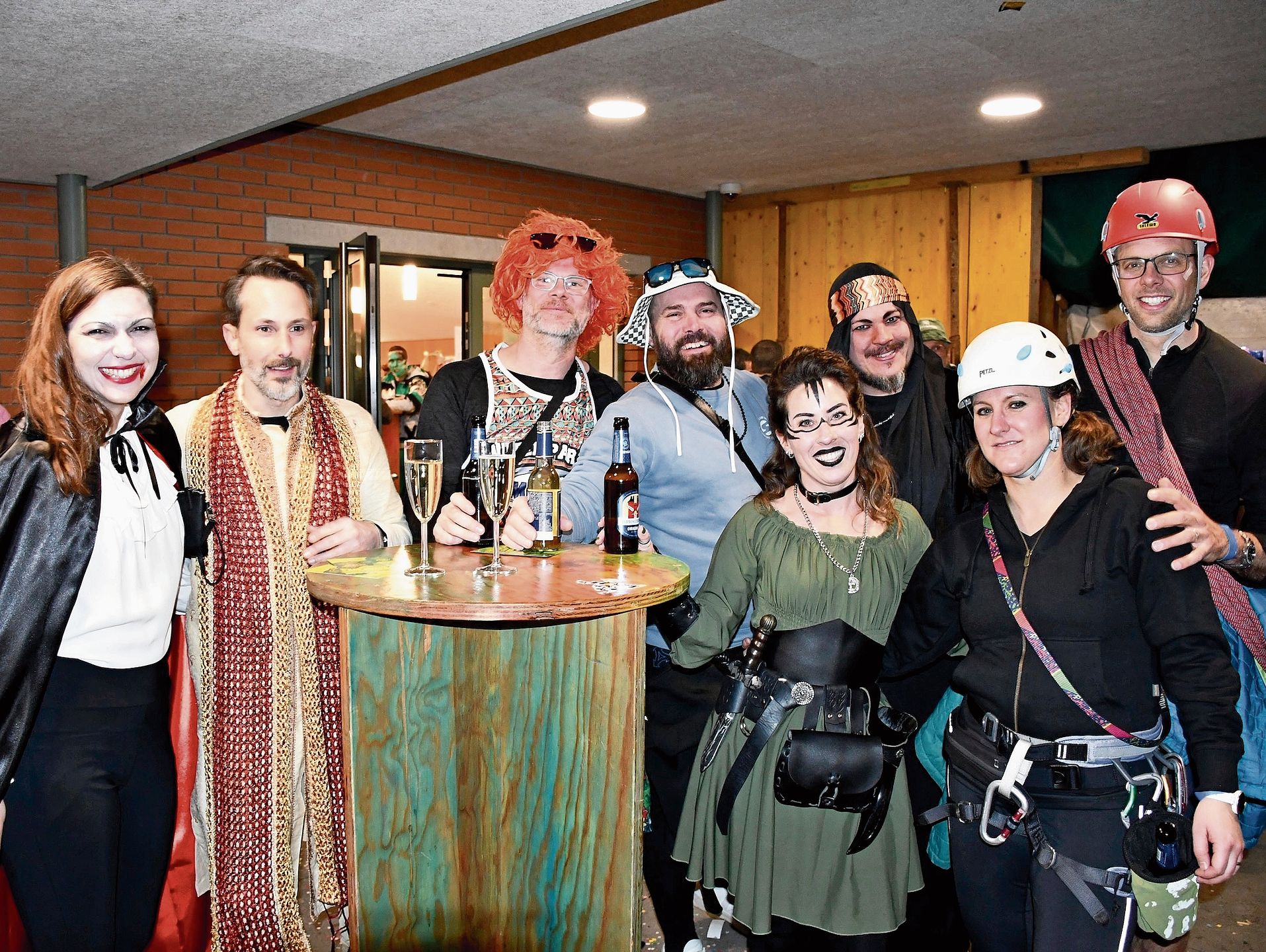 Bunt gemischte Truppe am Obfelder Maskenball.