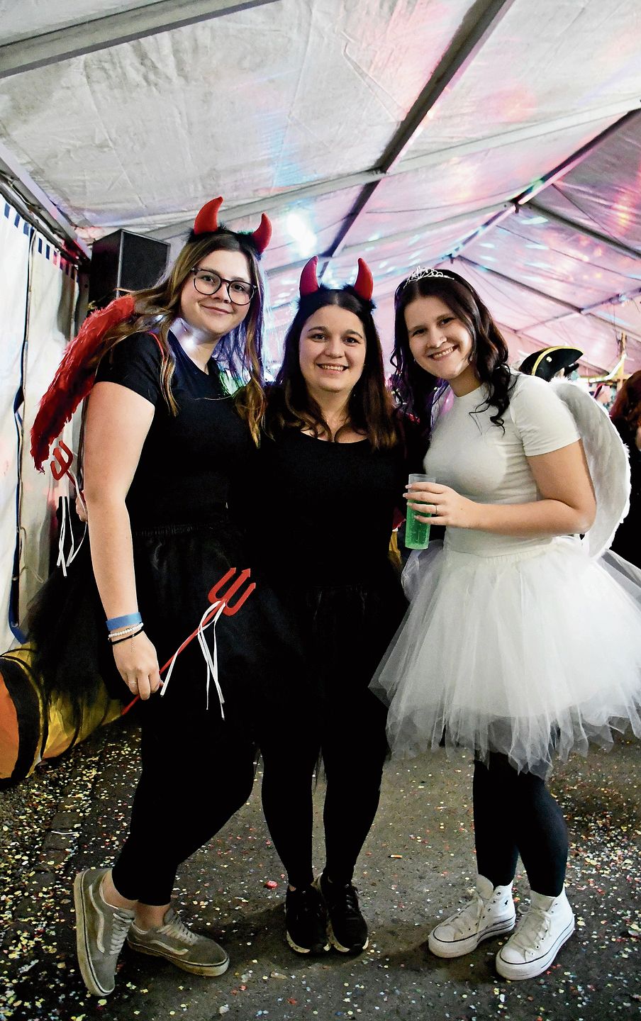 Zwei Teufelchen und ein Engelchen.