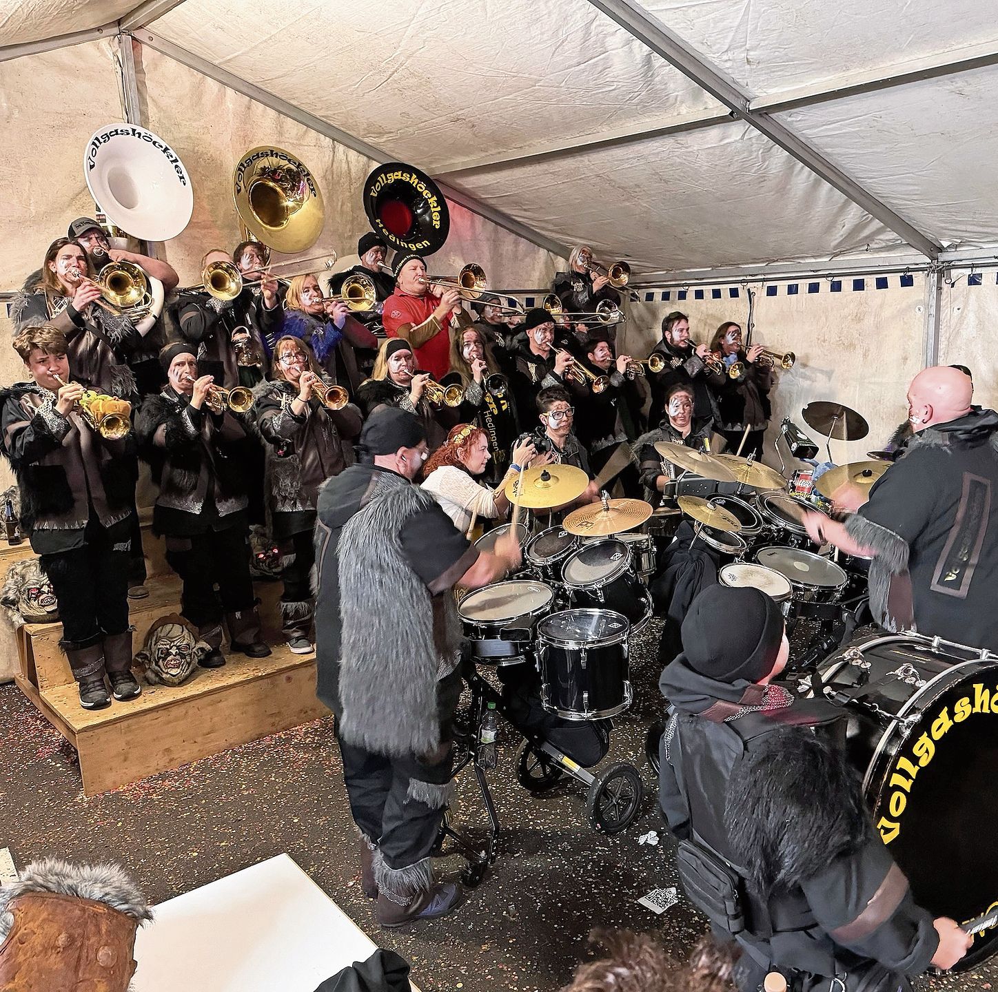 Die Vollgashöckler aus Hedingen bei ihrem Auftritt am Füürball.