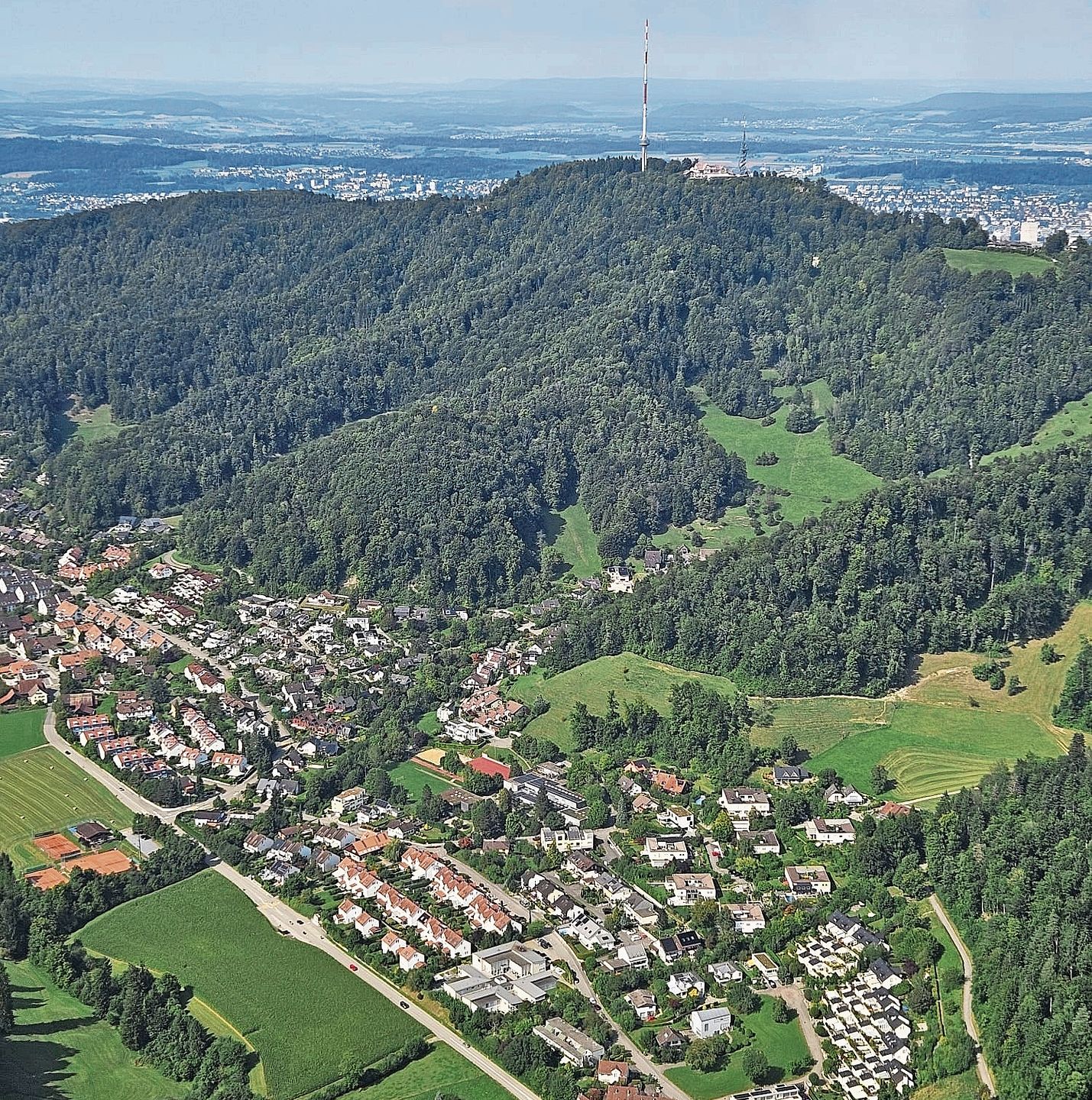 Stallikon (Dorfteil Sellenbüren) aus der Vogelperspektive – die Luftaufnahme zeigt den grossen Waldanteil von 51 Prozent. (Bild zvg)