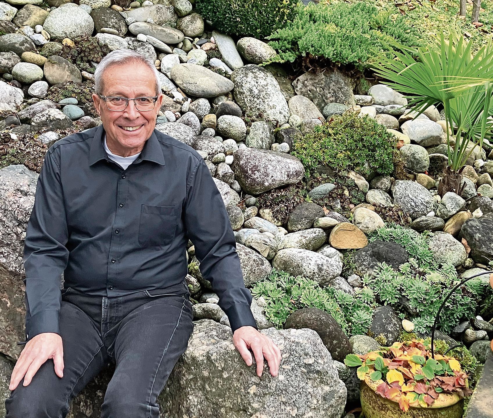 Vilmar Krähenbühl geniesst das schöne Plätzchen im Hang neben der Terrasse. (Bild Marianne Voss)