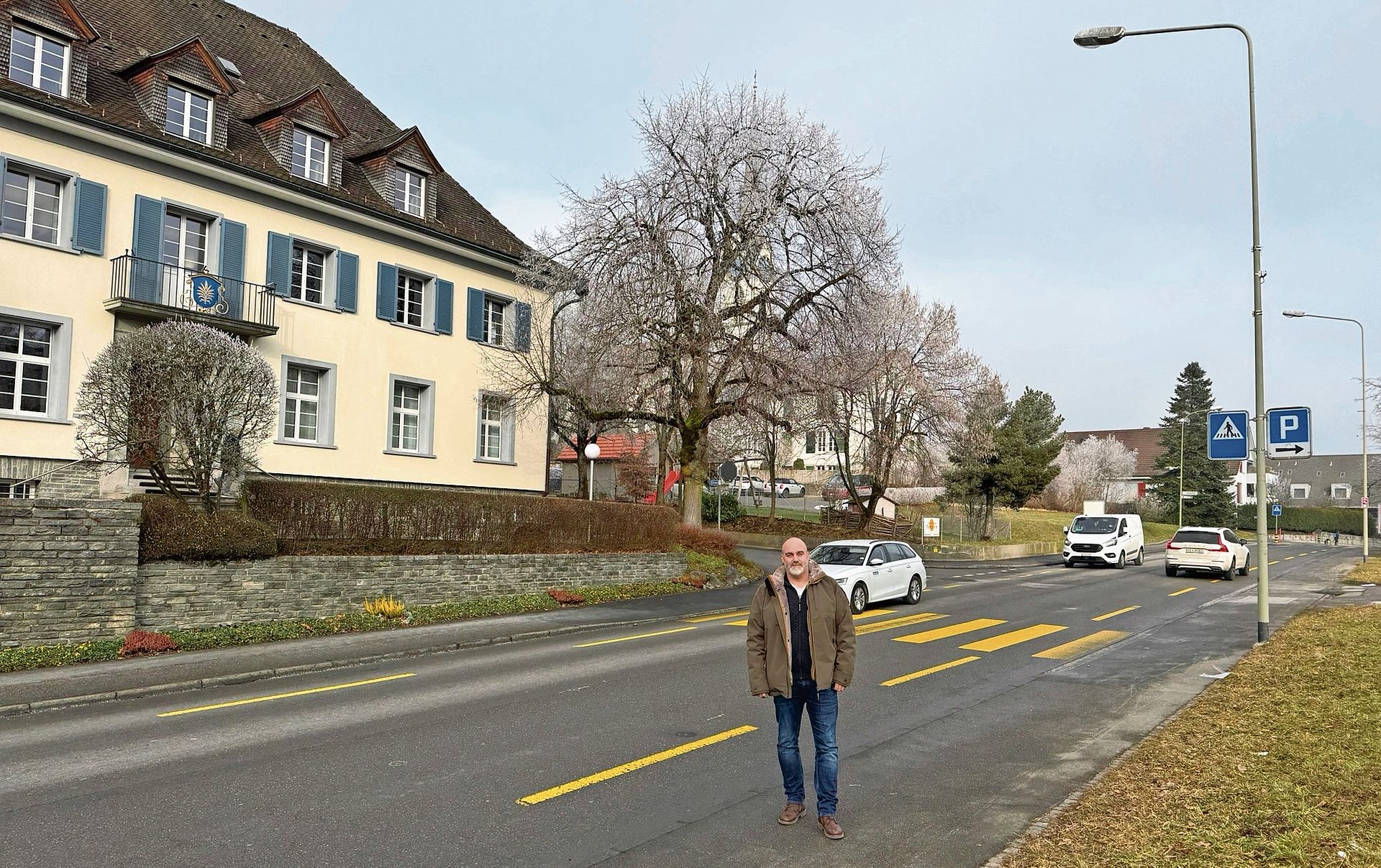 Gemeindepräsident Stephan Hinners vor dem Obfelder Gemeindehaus und der Dorfstrasse, welche in den nächsten Jahren verkehrsberuhigt und neu gestaltet werden soll. (Bilder Dominik Stierli)
