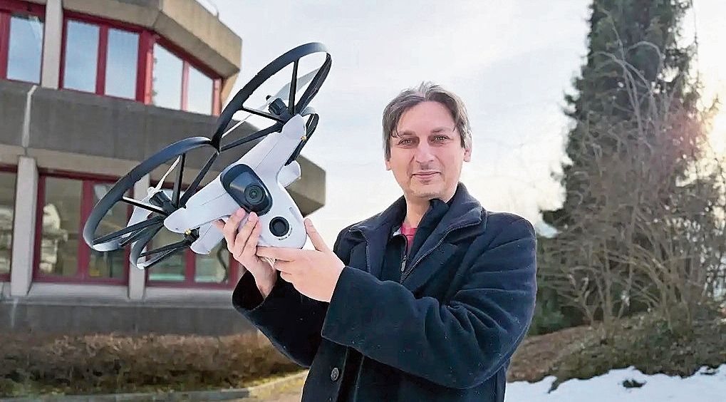 Alex Pachikov mit seiner Drohne «Bee». (Bilder Deviprasad Rao)