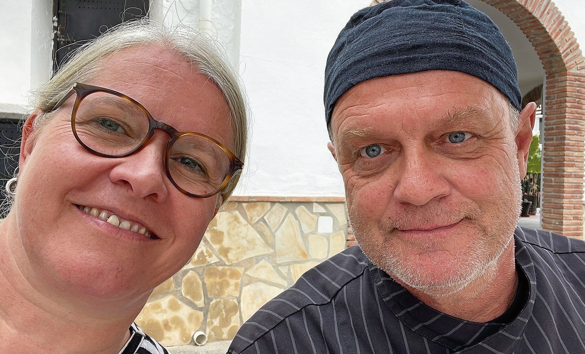 Priska und Michi Bauer betreiben seit 2022 in einem Bergdorf in Südspanien das Hotel Olive & Ivy. (Bild zvg) Die Aeugster Priska und Michi Bauer wanderten 2022 nach Andalusien aus. (Bild zvg)