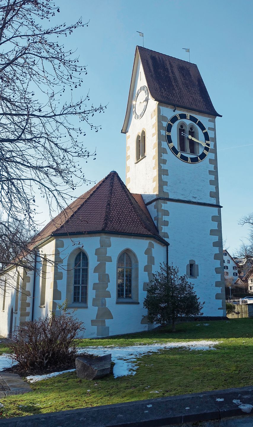 Die stattliche reformierte Kirche markiert das Zentrum der Gemeinde.