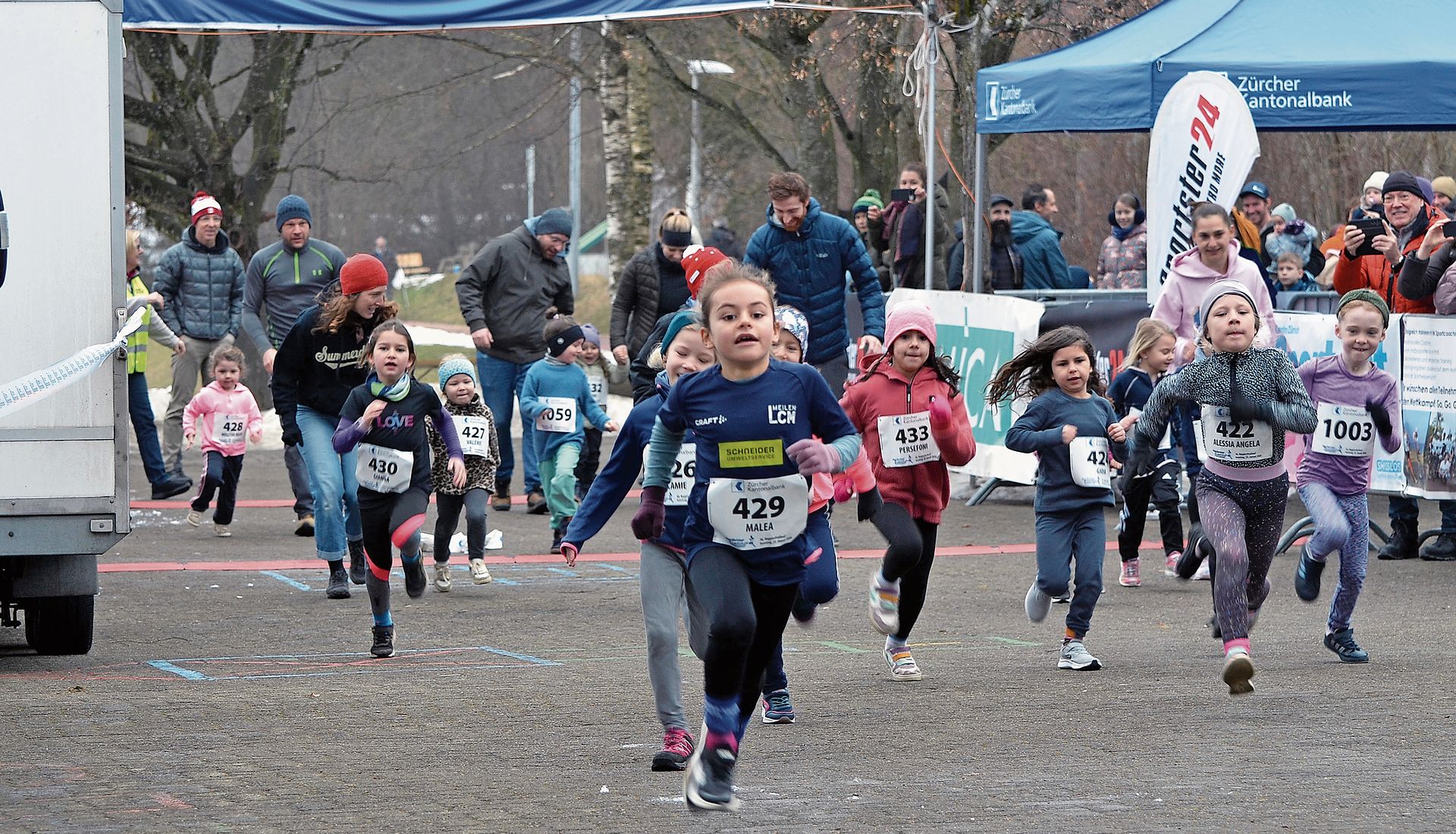 Auch bei den Jüngsten ist von Beginn weg klar, wer vorne mit dabei sein will. Beim Start-Ziel-Sieg von Malea Fontanive (429) wird Gianna Cacciapaglia aus Ottenbach (430) Dritte. Der Laufstil der beiden 7-Jährigen ist vielversprechend. (Bilder zvg) Auch bei den Jüngsten ist von Beginn weg klar, wer vorne mit dabei sein will. Beim Start-Ziel-Sieg von Malea Fontanive (429) wird Gianna Cacciapaglia aus Ottenbach (430) Dritte. Der Laufstil der beiden 7-Jährigen ist vielversprechend. (Bilder zvg)