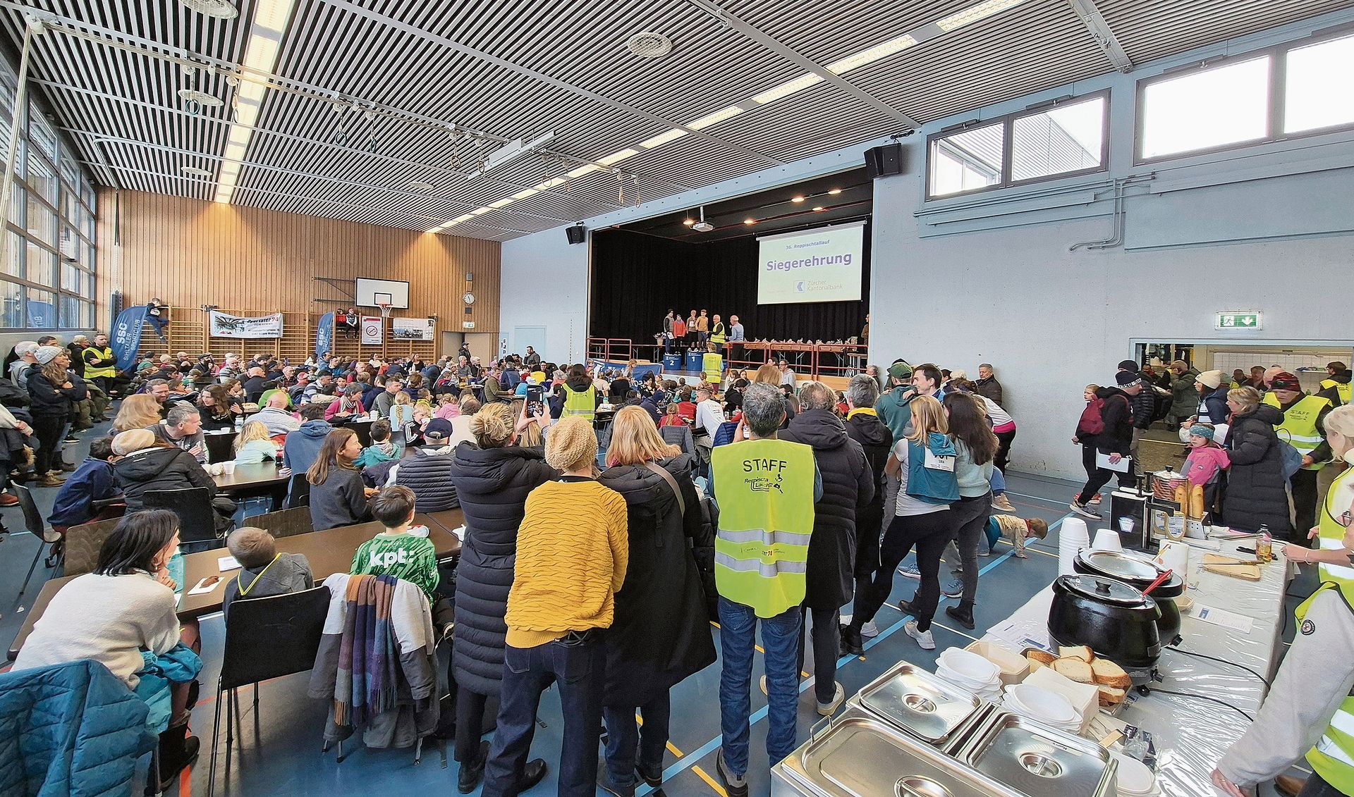 Viel Publikum auch bei den Rangverkündigungen, wie hier bei der Ehrung der Schulklassen mit den meisten Finisherinnen und Finishern. Viel Publikum auch bei den Rangverkündigungen, wie hier bei der Ehrung der Schulklassen mit den meisten Finisherinnen und Finishern.