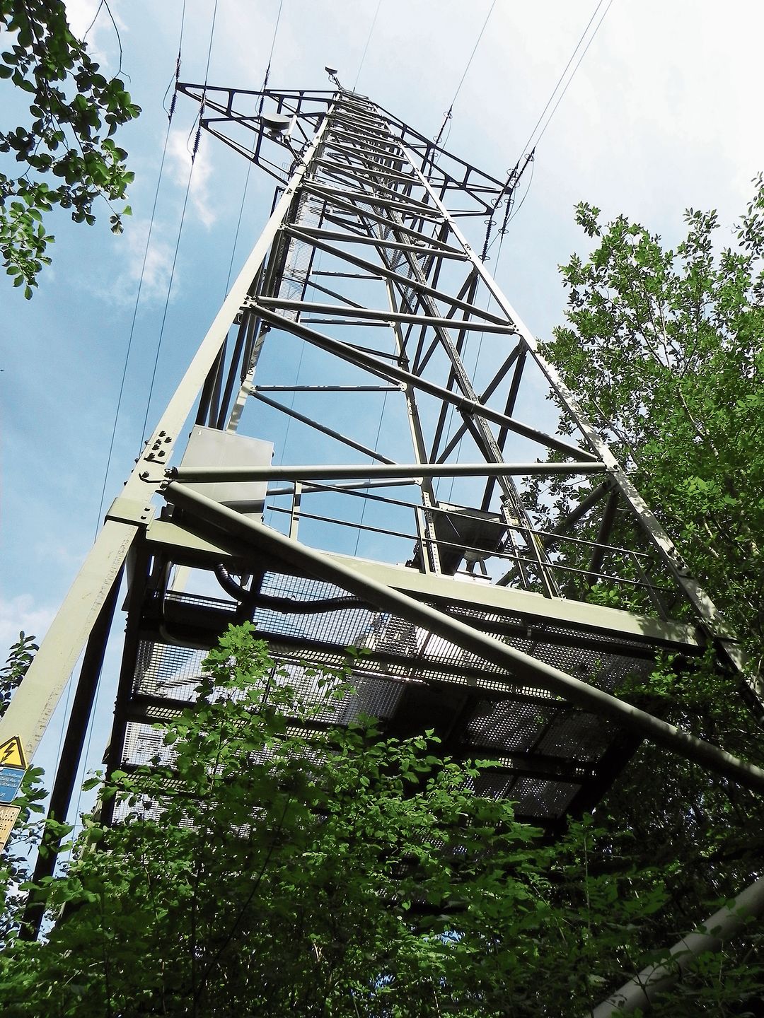 Dieser aus dem Jahr 1956 stammende Freileitungsmast der sogenannten Albisleitung steht heute weithin sichtbar auf dem Albisgrat südöstlich des Radarturms. Er wird voraussichtlich im Jahr 2033 zusammen mit der gesamten Freileitung aus dem Landschaftsbild verschwinden. (Archivbild Marcus Weiss)