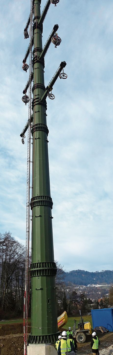 Die elf neuen Stahlvollwandmasten sind zwischen 50 und 60 Meter hoch, ihr Betonfundament reicht dreieinhalb Meter tief in den Boden.