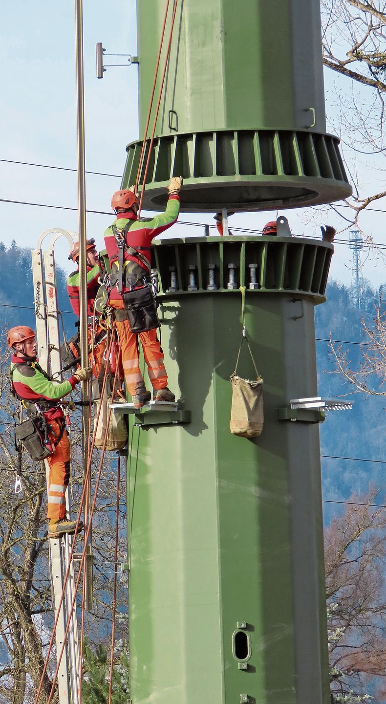 Die Montagecrew beim Aufsetzen eines um die acht Tonnen schweren Mastelements bei Mast Nummer 61. (Bilder Marcus Weiss)